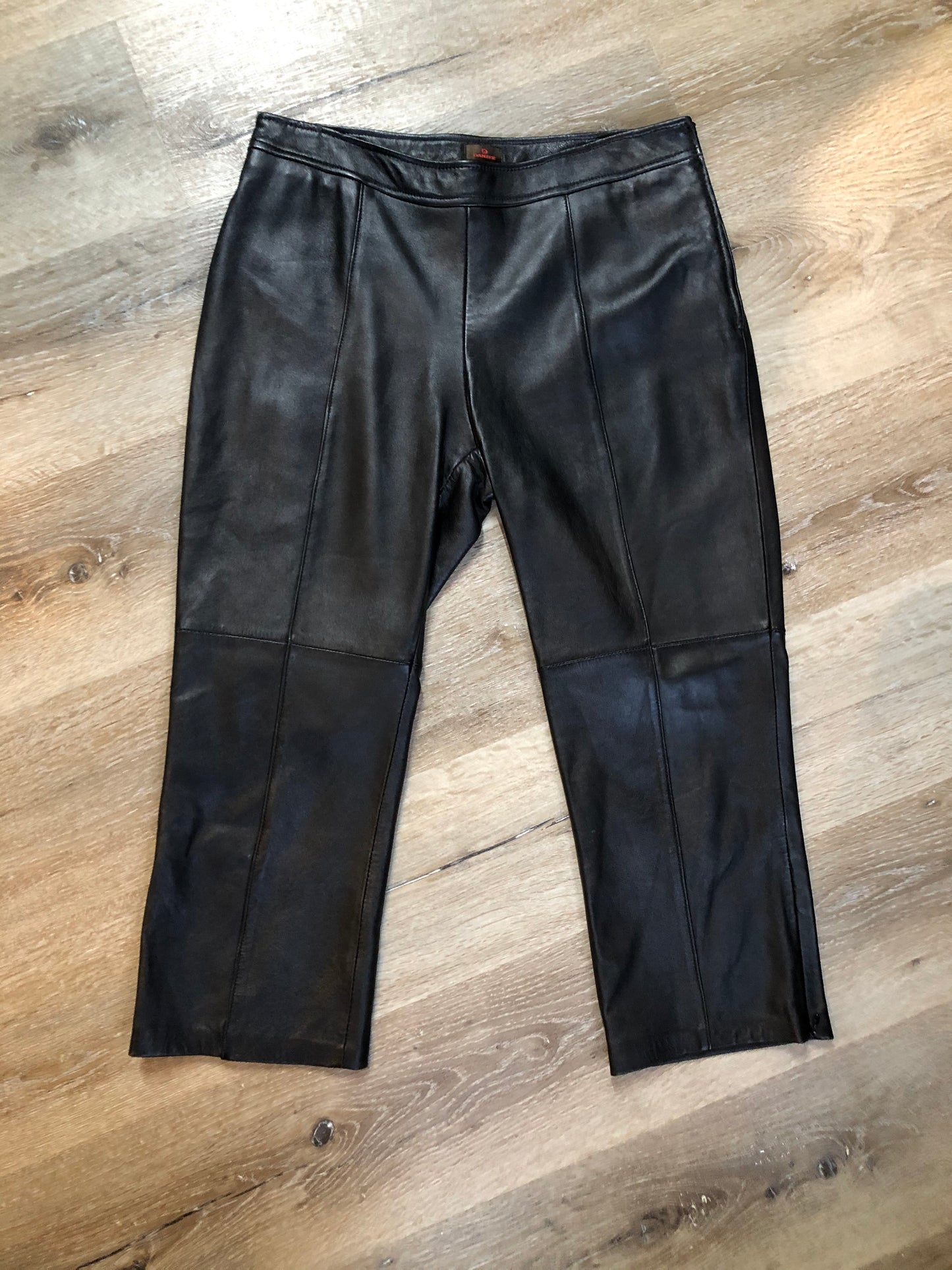 Kingspier Vintage - Danier straight leg cropped pants with side zipper, rayon blend lining and zipper detail on the bottom legs on each side. Women’s size 8.
Waist - 31”
Outseam - 32”
Inseam - 21”
Rise - 10”
Pants are in excellent condition with some minor wear.