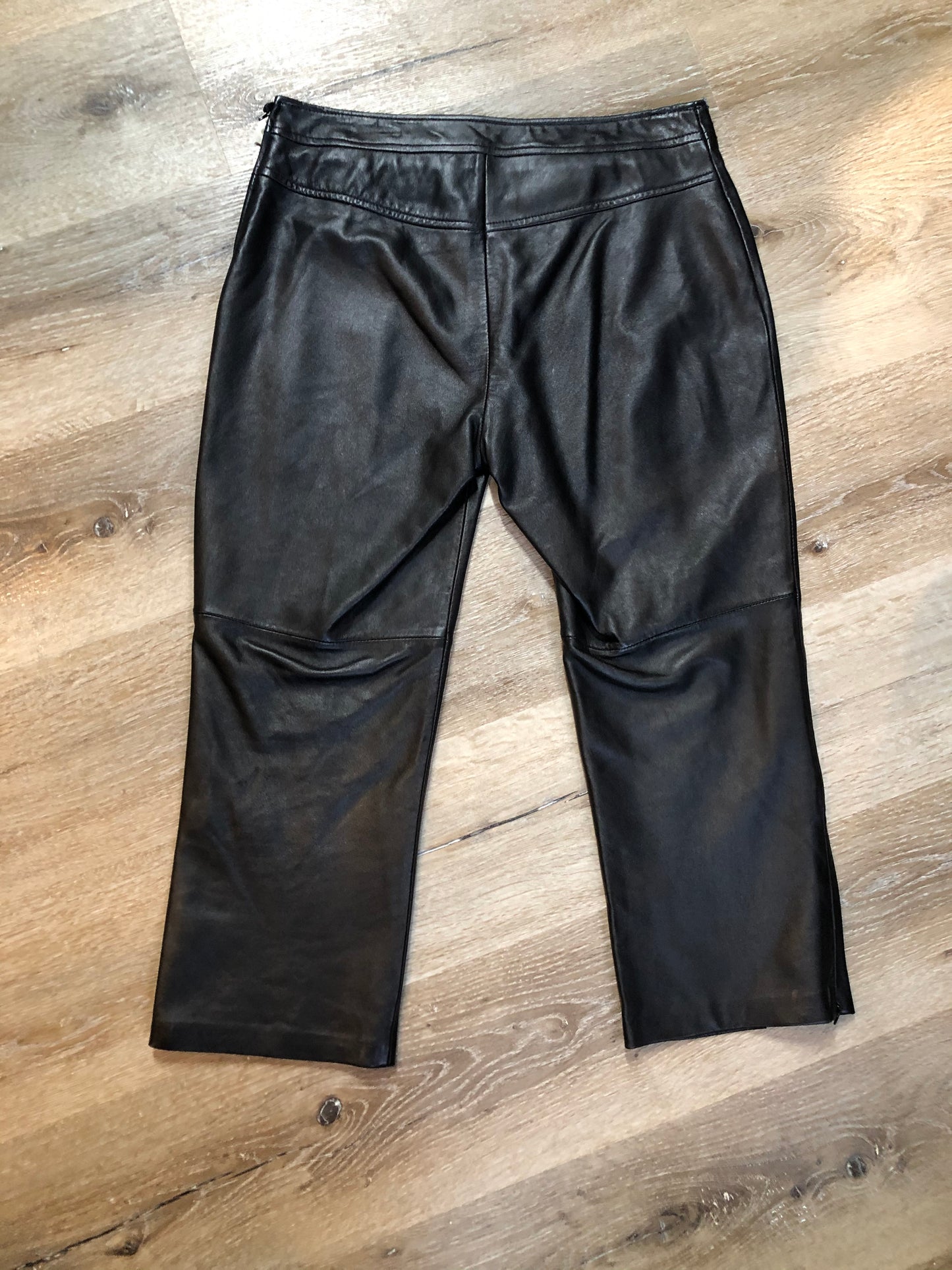 Kingspier Vintage - Danier straight leg cropped pants with side zipper, rayon blend lining and zipper detail on the bottom legs on each side. Women’s size 8.
Waist - 31”
Outseam - 32”
Inseam - 21”
Rise - 10”
Pants are in excellent condition with some minor wear.