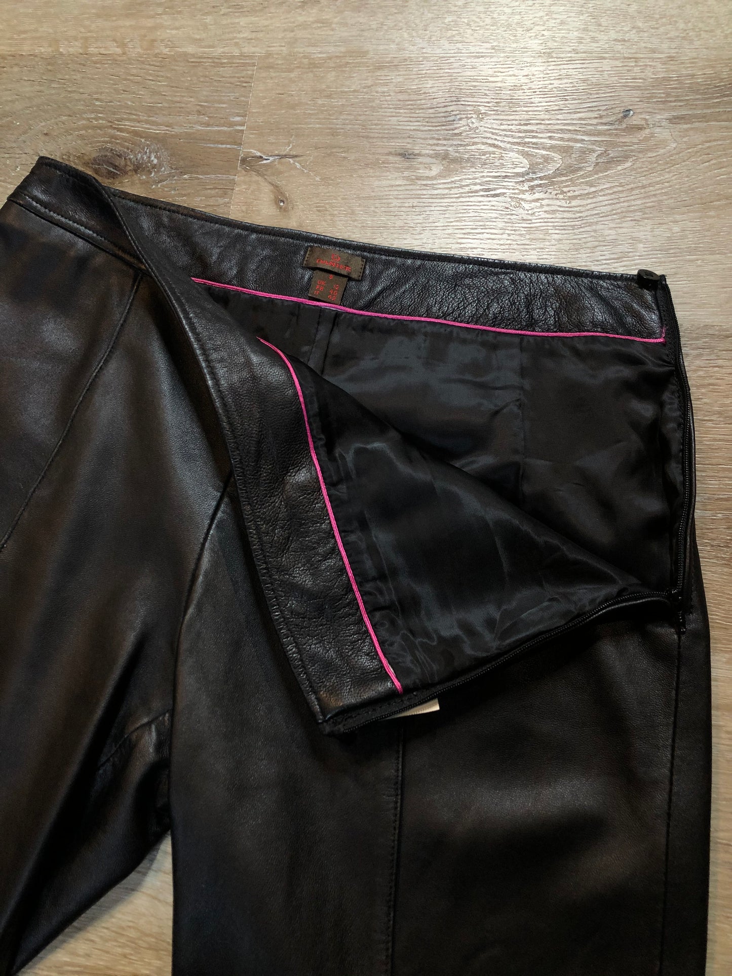 Kingspier Vintage - Danier straight leg cropped pants with side zipper, rayon blend lining and zipper detail on the bottom legs on each side. Women’s size 8.
Waist - 31”
Outseam - 32”
Inseam - 21”
Rise - 10”
Pants are in excellent condition with some minor wear.