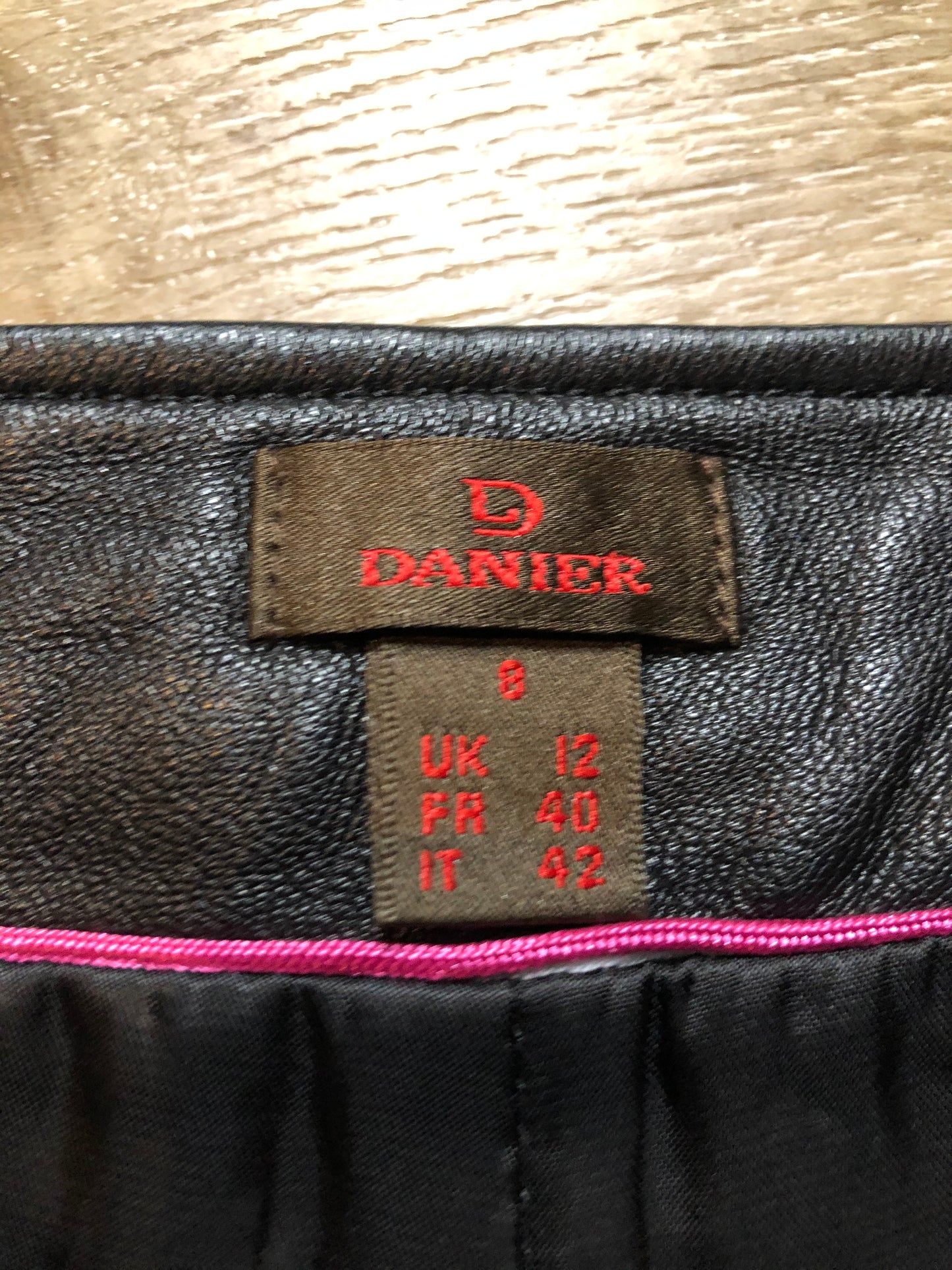 Kingspier Vintage - Danier straight leg cropped pants with side zipper, rayon blend lining and zipper detail on the bottom legs on each side. Women’s size 8.
Waist - 31”
Outseam - 32”
Inseam - 21”
Rise - 10”
Pants are in excellent condition with some minor wear.