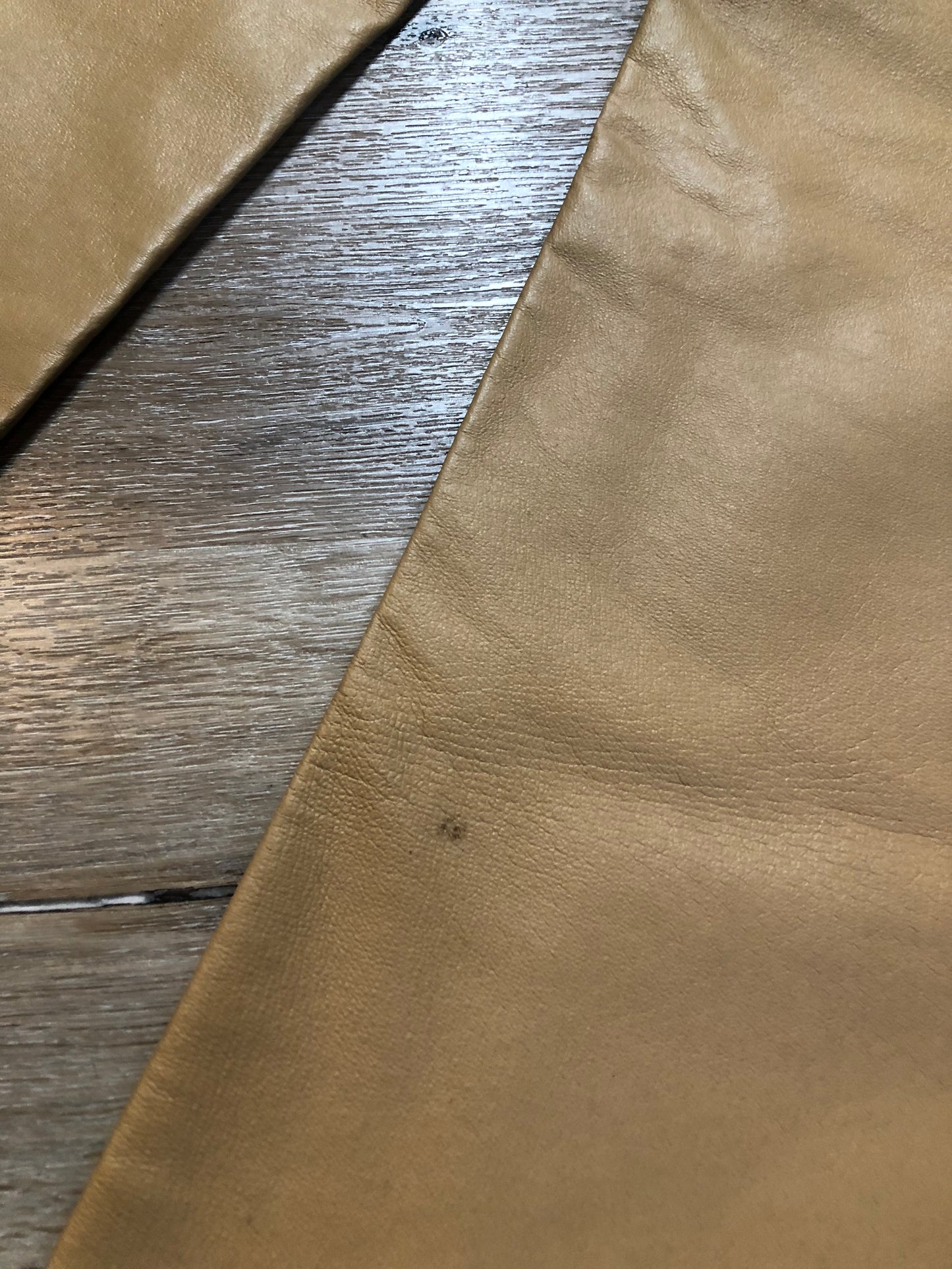 Kingspier Vintage - Cami International beige bootcut leather pants with poly blend lining. Size women’s 6T.
waist -31”
Outseam - 44”
Inseam - 35”
Rise - 9”
Pants are in excellent condition with some minor wear.