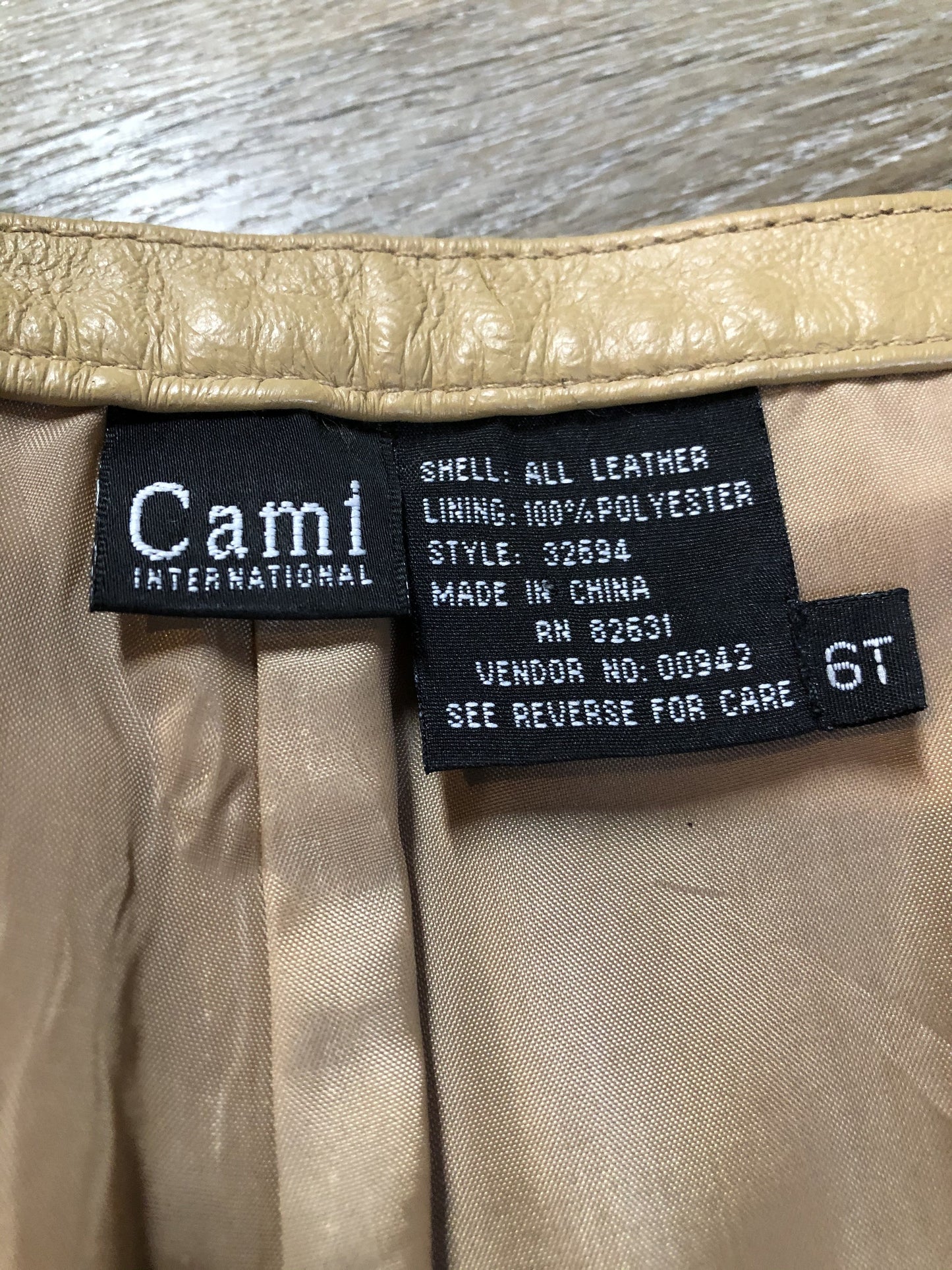 Kingspier Vintage - Cami International beige bootcut leather pants with poly blend lining. Size women’s 6T.
waist -31”
Outseam - 44”
Inseam - 35”
Rise - 9”
Pants are in excellent condition with some minor wear.
