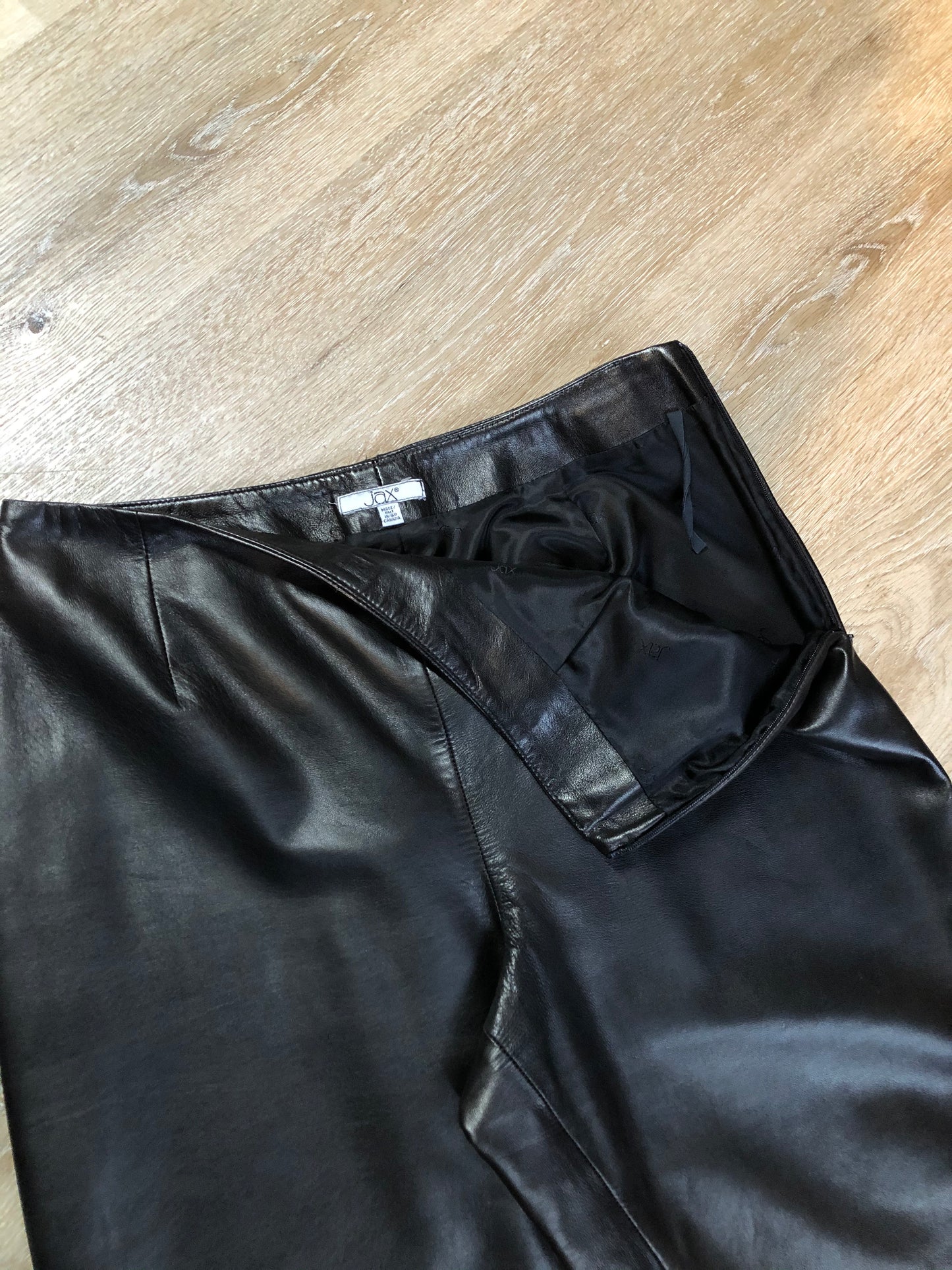 Kingspier Vintage - Jax black straight leg leather pants with poly blend lining and side zipper.
waist - 31”
Outseam - 40”
Inseam - 29”
Pants are in excellent condition with a few minor imperfections.