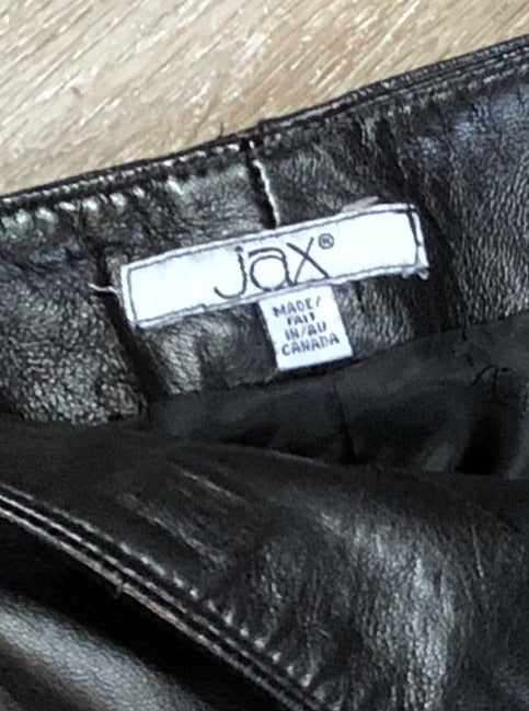 Kingspier Vintage - Jax black straight leg leather pants with poly blend lining and side zipper.
waist - 31”
Outseam - 40”
Inseam - 29”
Pants are in excellent condition with a few minor imperfections.