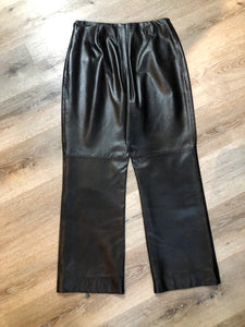 Kingspier Vintage - Jax black straight leg leather pants with poly blend lining and side zipper. 

waist - 31”
Outseam - 40”
Inseam - 29”

Pants are in excellent condition with a few minor imperfections.