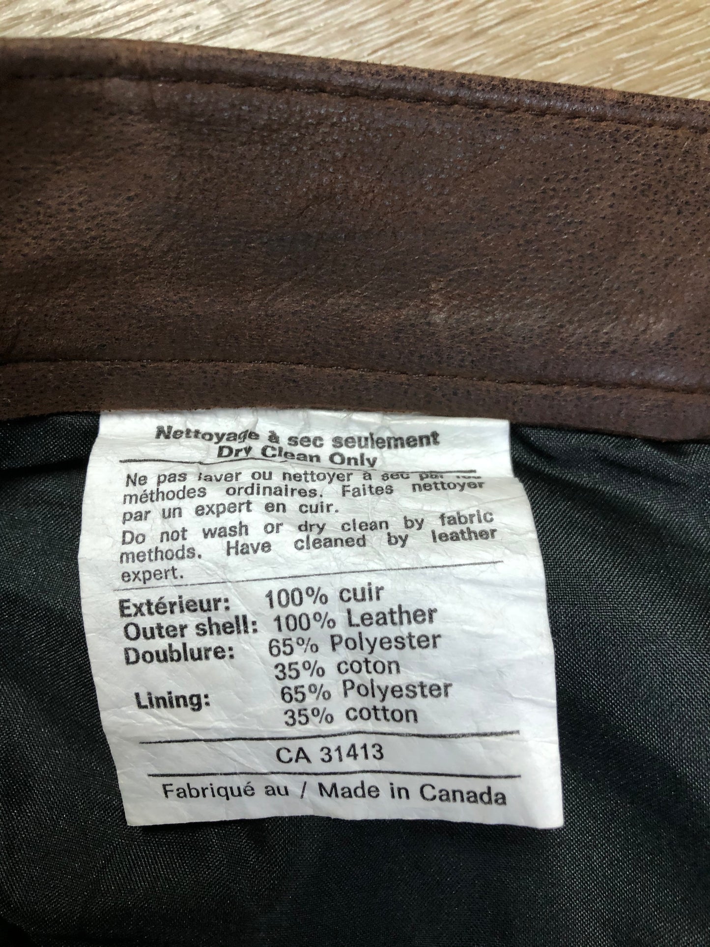 Kingspier Vintage - Brown high rise tapered leg leather pants with front and back pockets.
waist - 30”
Outseam - 42”
Inseam - 29”
Rise - 13”
Pants are in excellent condition with some minor wear and one front belt loop needs to be reattached.