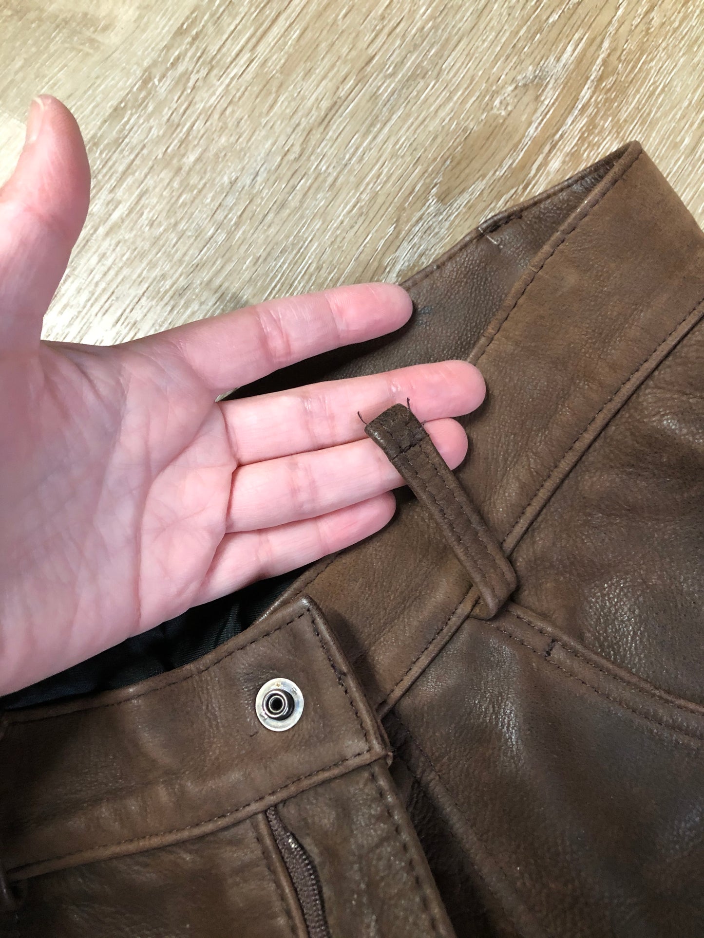Kingspier Vintage - Brown high rise tapered leg leather pants with front and back pockets.
waist - 30”
Outseam - 42”
Inseam - 29”
Rise - 13”
Pants are in excellent condition with some minor wear and one front belt loop needs to be reattached.