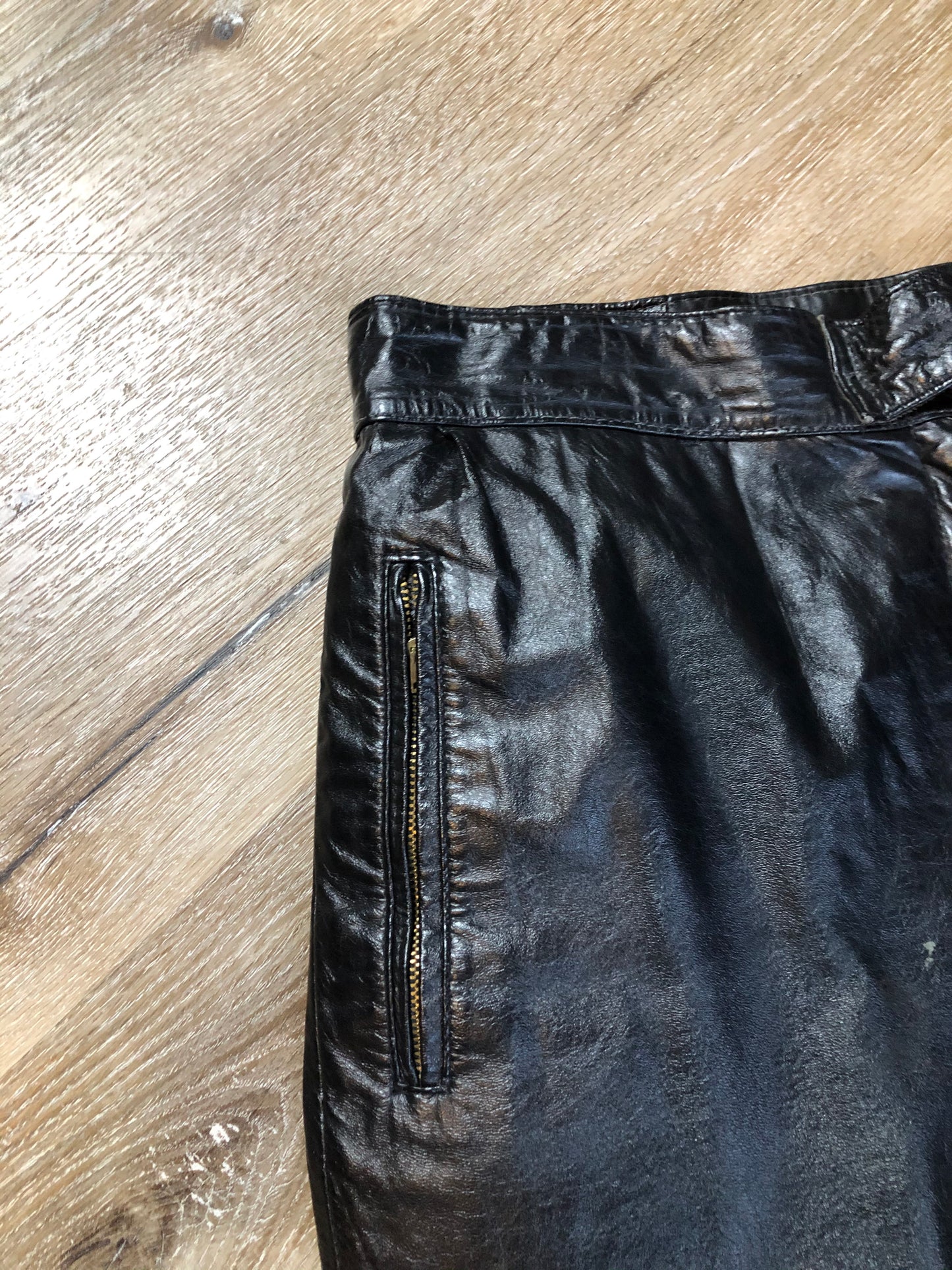Kingspier Vintage - Rive Droite blsck leather highrise pants with tapered leg, zip side pockets and belt detail. Size 9