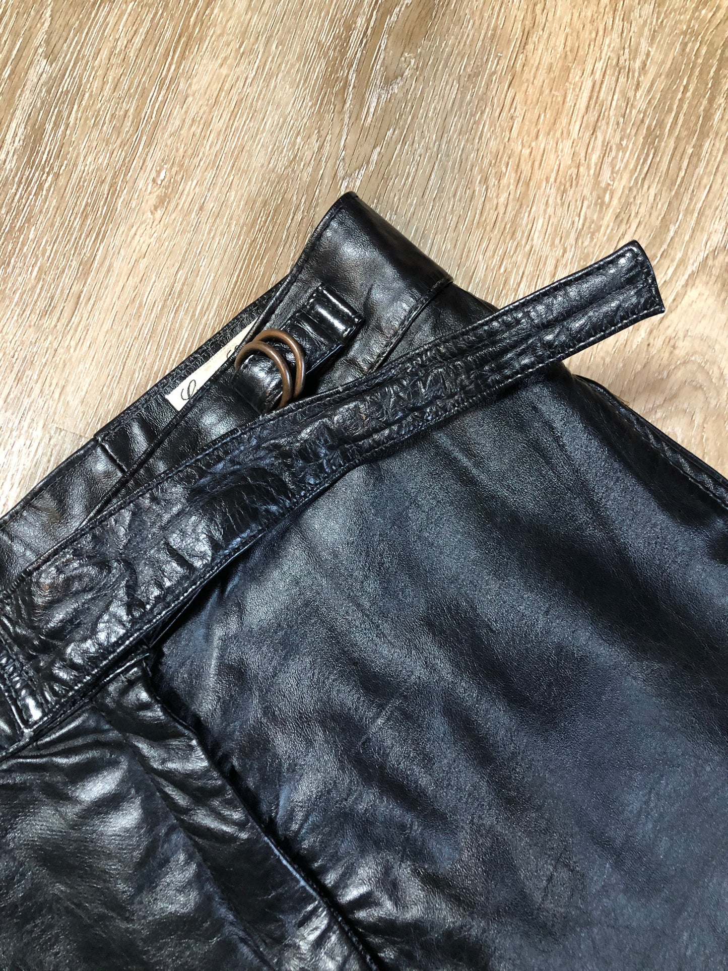 Kingspier Vintage - Rive Droite blsck leather highrise pants with tapered leg, zip side pockets and belt detail. Size 10