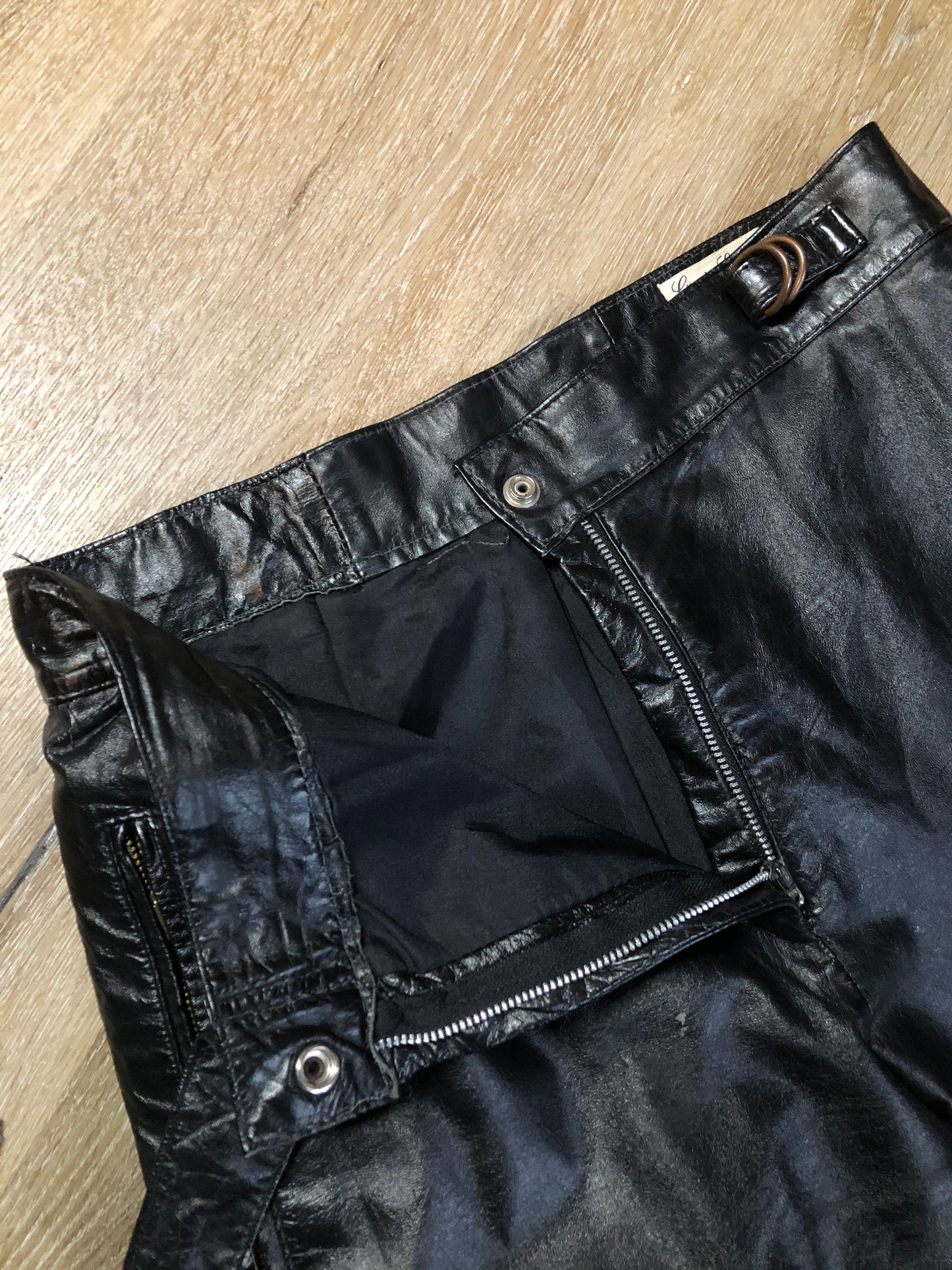 Kingspier Vintage - Rive Droite blsck leather highrise pants with tapered leg, zip side pockets and belt detail. Size 11