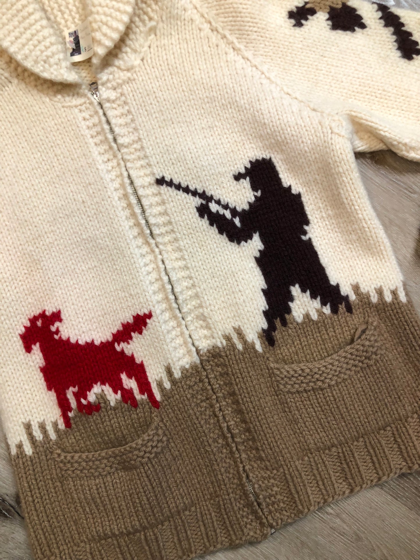 Kingspier Vintage - Vintage deadstock Mary Maxim 100$ wool cardigan. This cardigan features a pheasant hunting motif, two front pockets and a zipper closure.