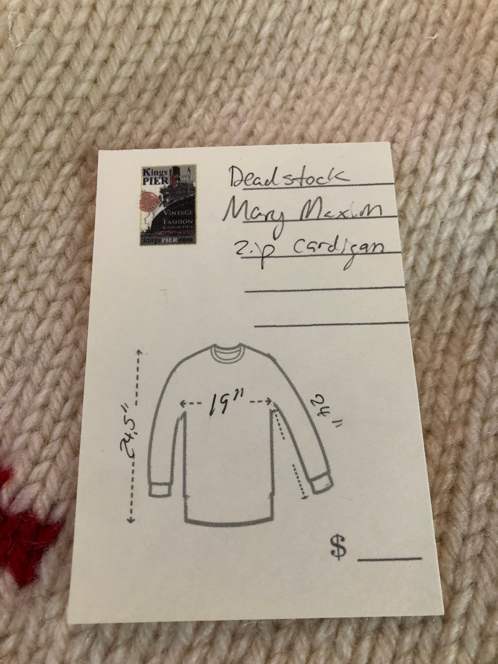 Kingspier Vintage - Vintage deadstock Mary Maxim 100$ wool cardigan. This cardigan features a pheasant hunting motif, two front pockets and a zipper closure.