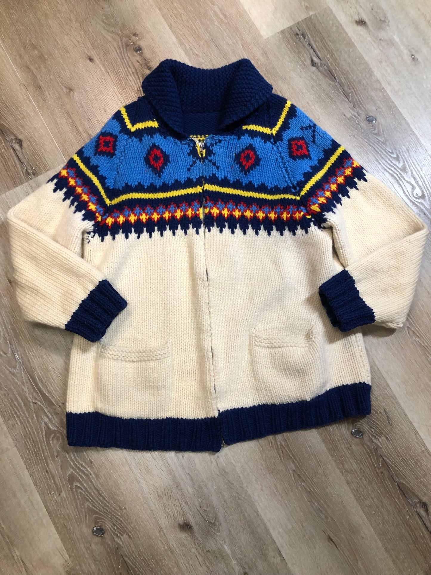 Kingspier Vintage - Vintage handmade Mary Maxim 100% wool cardigan features a vibrant cowichan style design, two front pockets and a zipper closure.
Made in Dartmouth, Nova scotia.
Size large.