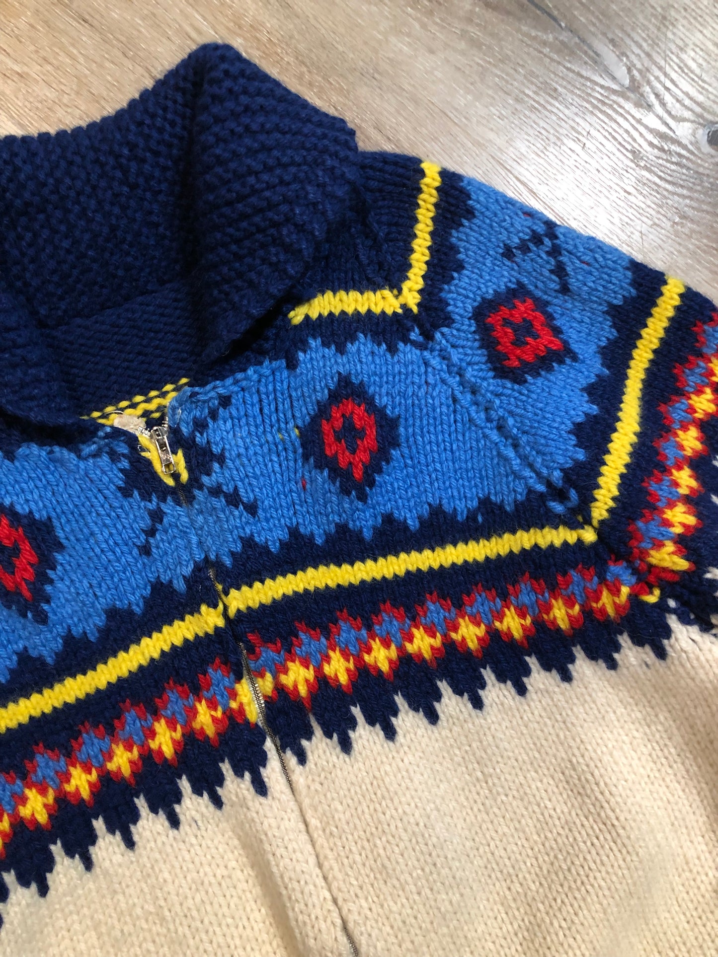 Kingspier Vintage - Vintage handmade Mary Maxim 100% wool cardigan features a vibrant cowichan style design, two front pockets and a zipper closure.
Made in Dartmouth, Nova scotia.
Size large.