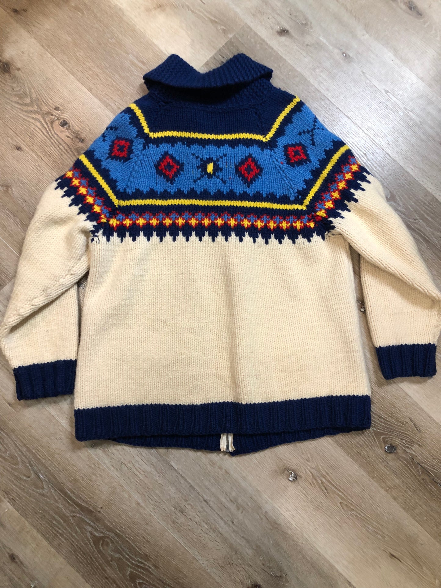 Kingspier Vintage - Vintage handmade Mary Maxim 100% wool cardigan features a vibrant cowichan style design, two front pockets and a zipper closure.
Made in Dartmouth, Nova scotia.
Size large.