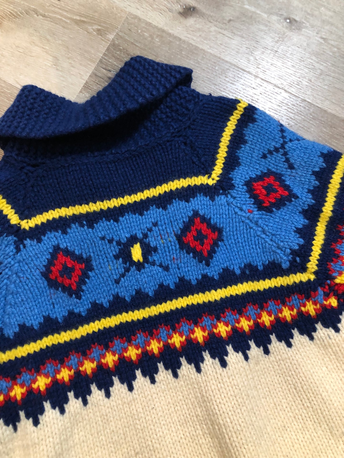 Kingspier Vintage - Vintage handmade Mary Maxim 100% wool cardigan features a vibrant cowichan style design, two front pockets and a zipper closure.
Made in Dartmouth, Nova scotia.
Size large.