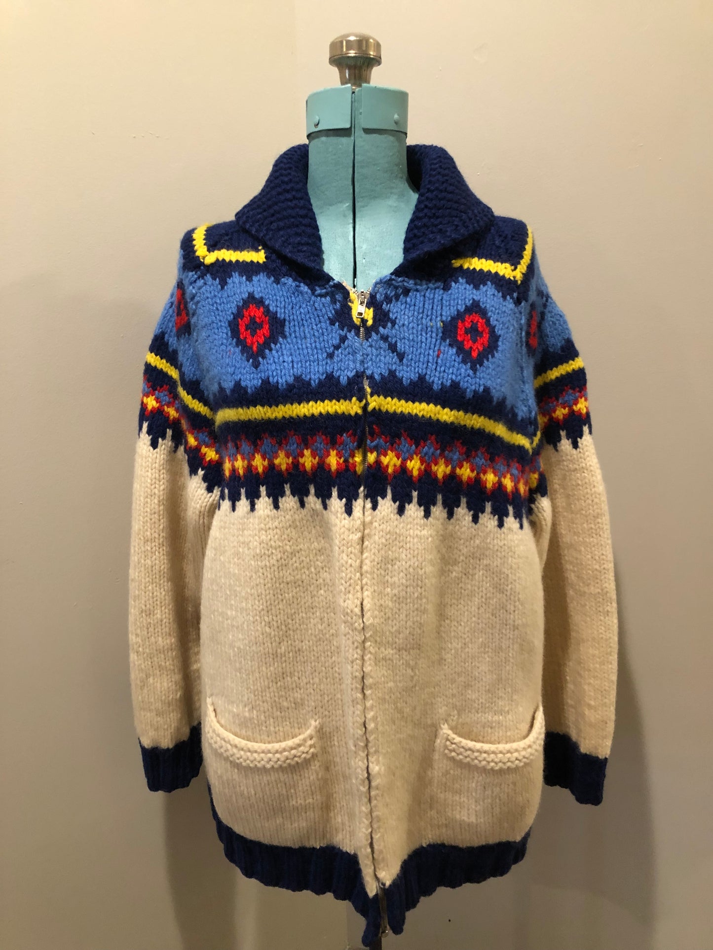 Kingspier Vintage - Vintage handmade Mary Maxim 100% wool cardigan features a vibrant cowichan style design, two front pockets and a zipper closure.
Made in Dartmouth, Nova scotia.
Size large.