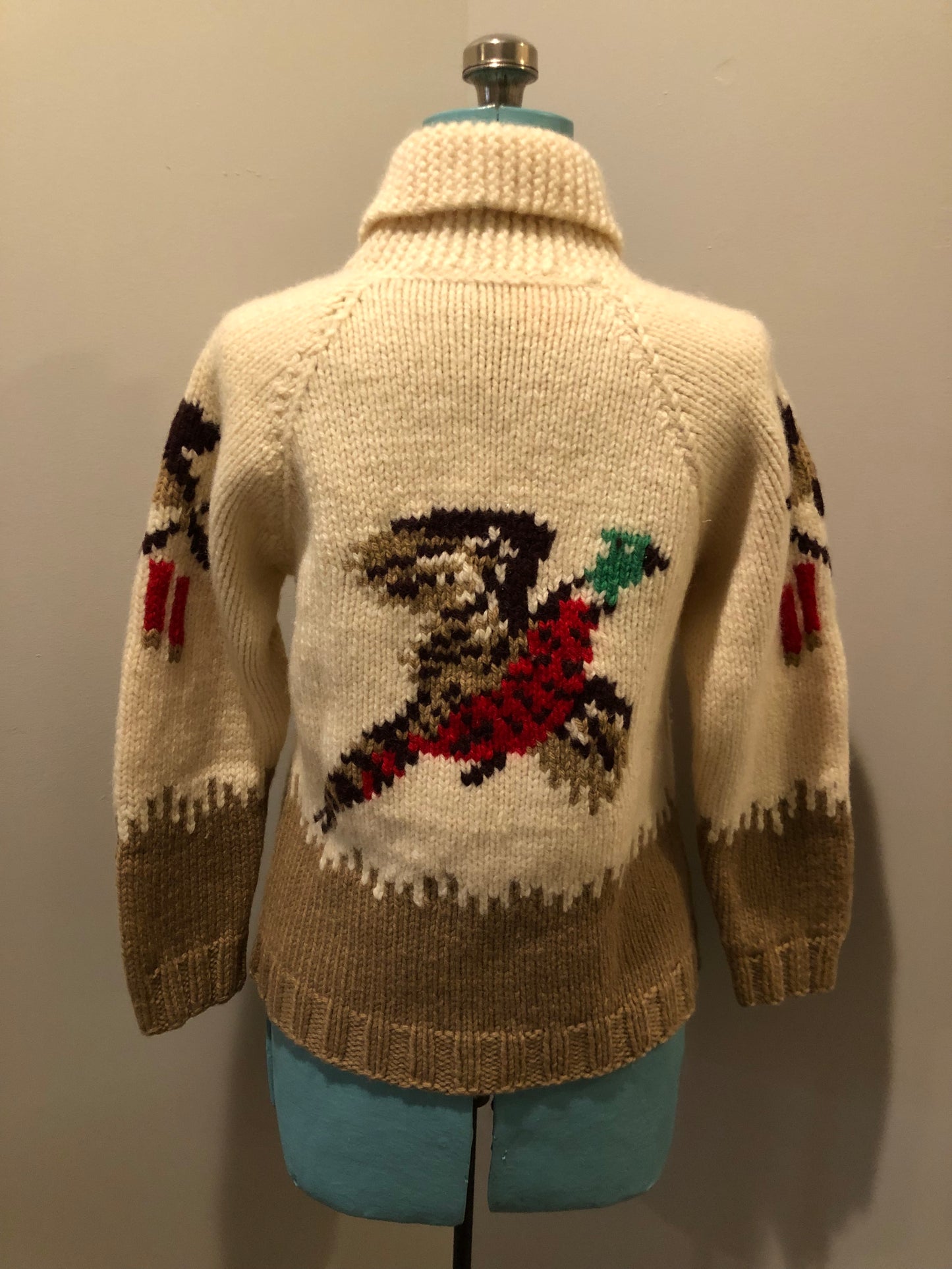 Kingspier Vintage - Vintage deadstock Mary Maxim 100$ wool cardigan. This cardigan features a pheasant hunting motif, two front pockets and a zipper closure.