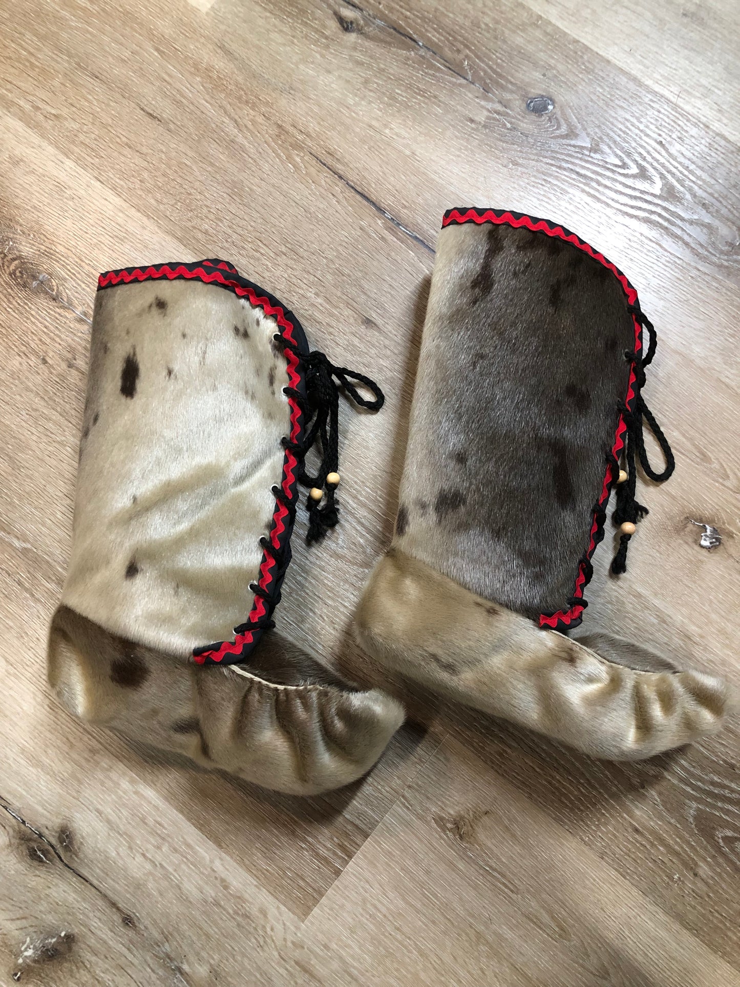 Kingspier Vintage - Vintage Indigenous made fur Mukluks feature natural fur upper and sole.
Hand-made in Canada.