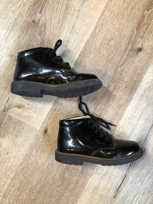 Kingspier Vintage - Start Rite black patent leather shoes. Made in England.
Size 31/6 Kids
Shoes are in excellent condition.