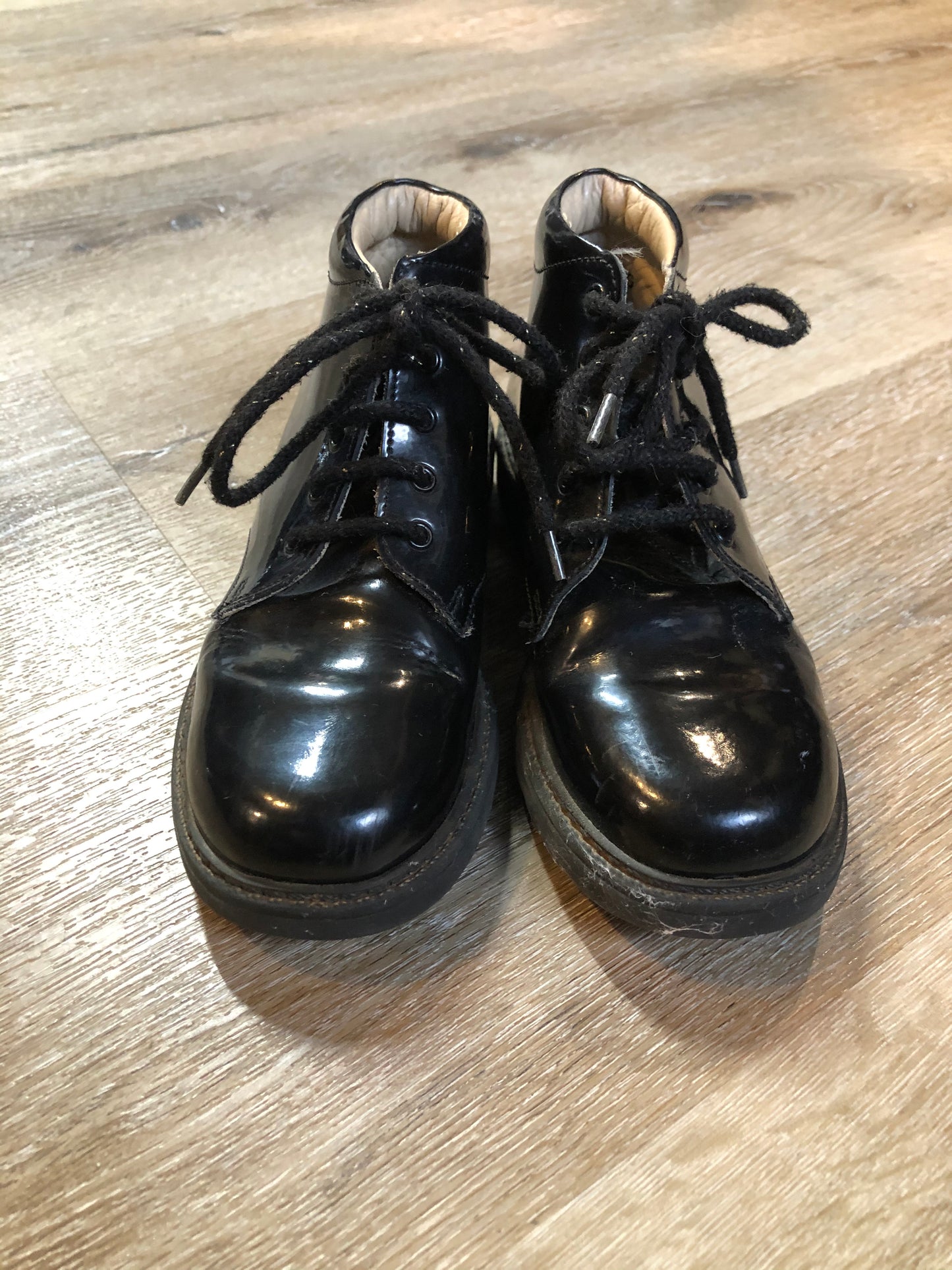 Kingspier Vintage - Start Rite black patent leather shoes. Made in England.
Size 31/6 Kids
Shoes are in excellent condition.