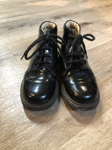 Kingspier Vintage - Start Rite black patent leather shoes. Made in England.

Size 31/6 Kids

Shoes are in excellent condition.