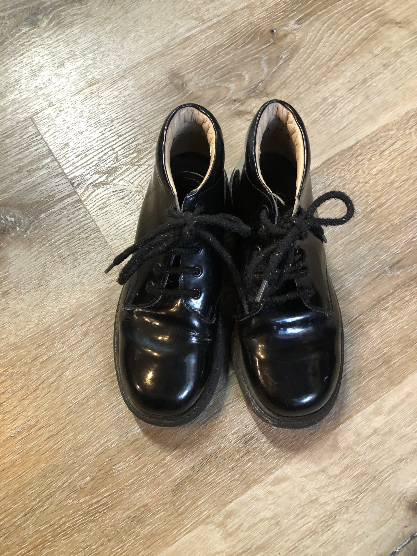 Kingspier Vintage - Start Rite black patent leather shoes. Made in England.
Size 31/6 Kids
Shoes are in excellent condition.