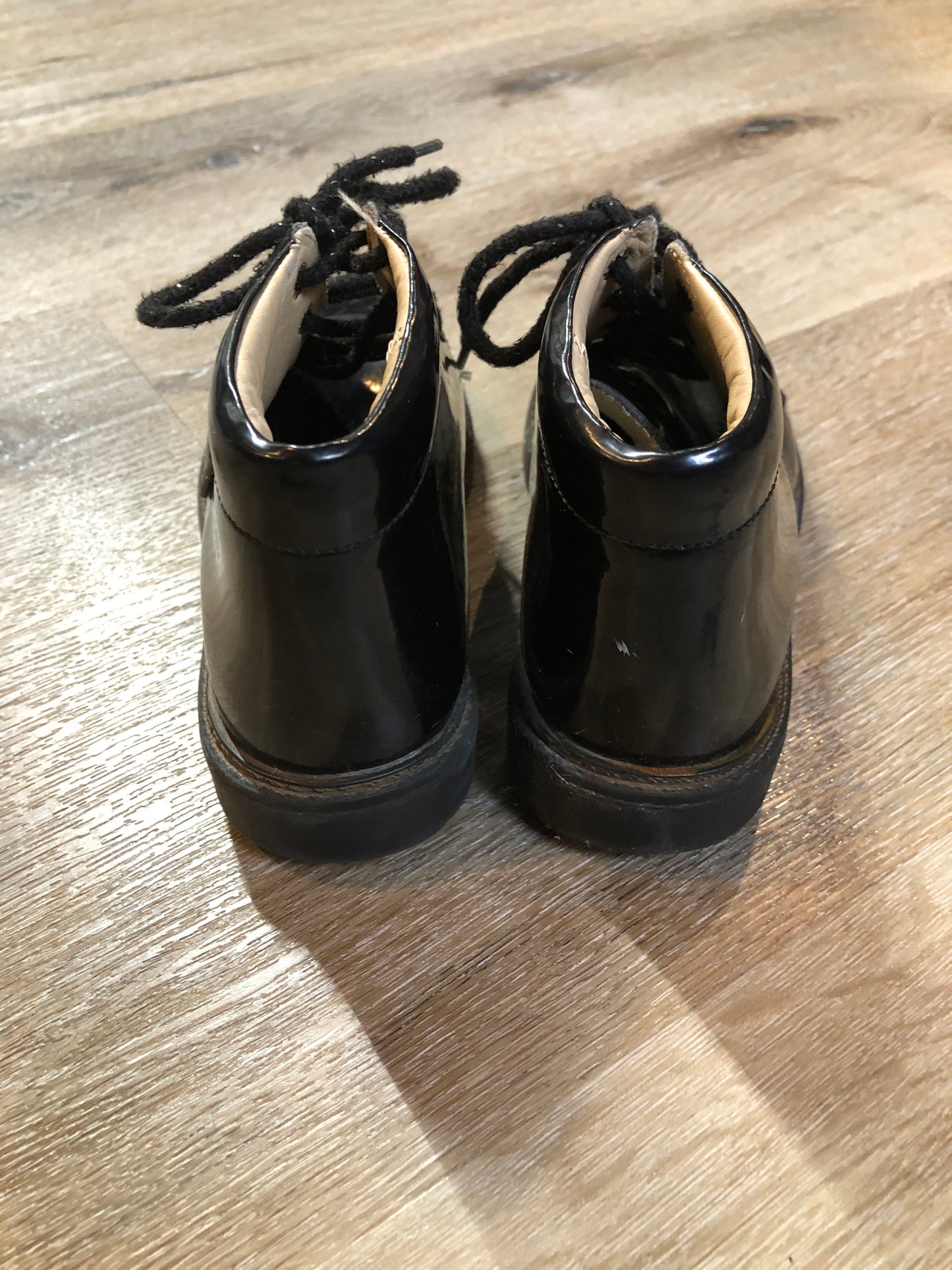 Kingspier Vintage - Start Rite black patent leather shoes. Made in England.
Size 31/6 Kids
Shoes are in excellent condition.
