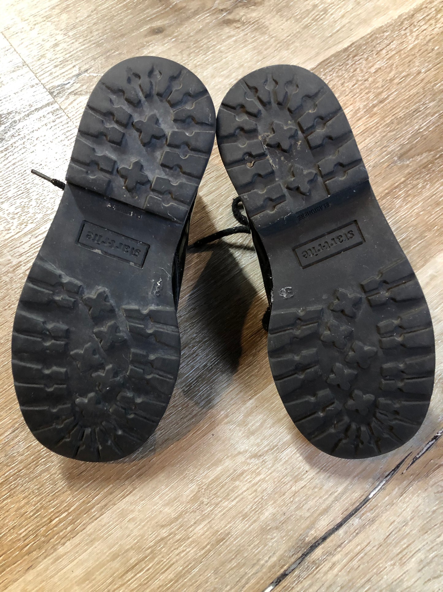 Kingspier Vintage - Start Rite black patent leather shoes. Made in England.
Size 31/6 Kids
Shoes are in excellent condition.