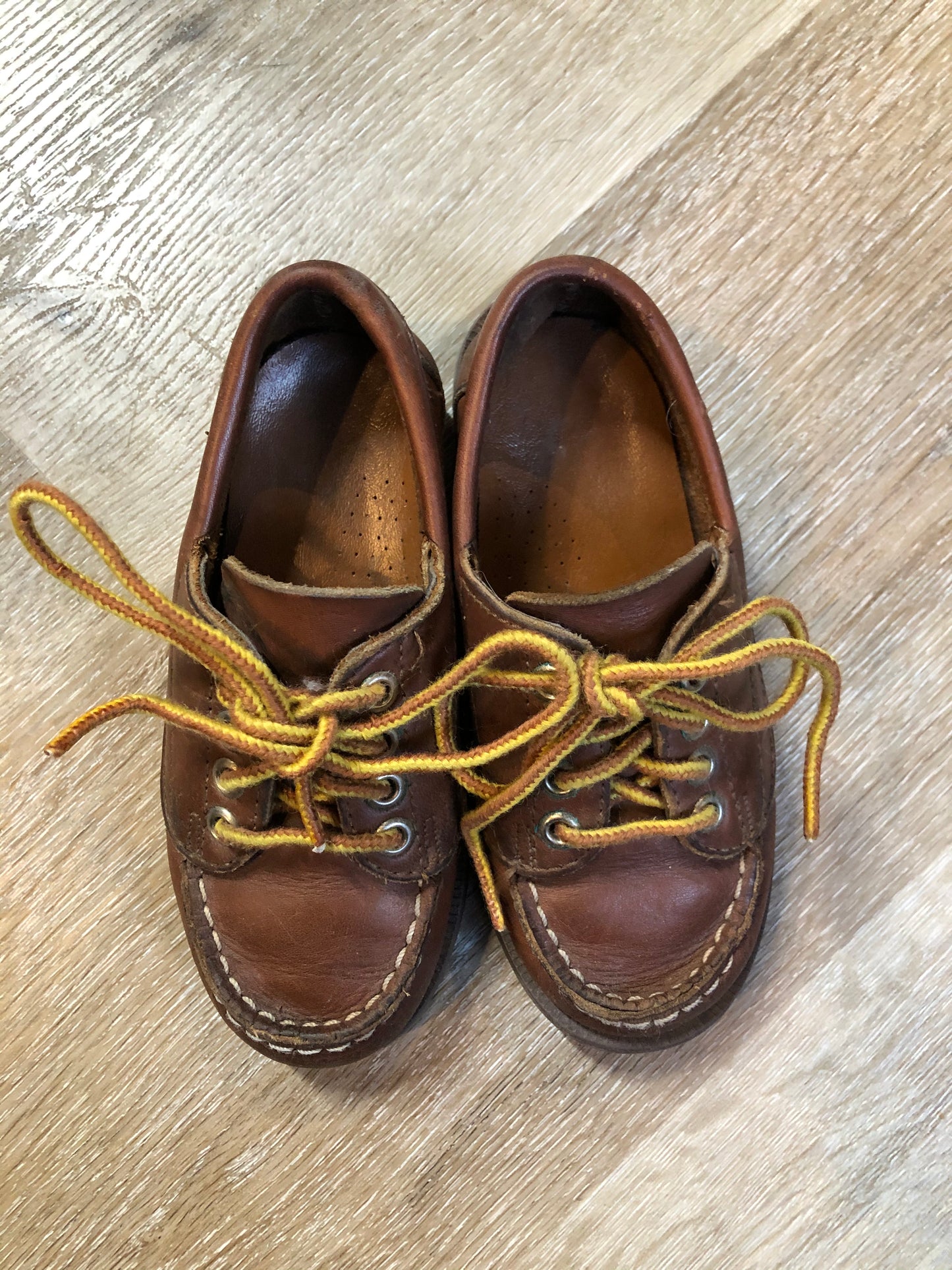 Kingspier Vintage - Sperrys brown leather four eyelet shoes.
Size 9 Toddler
Shoes are in excellent condition.