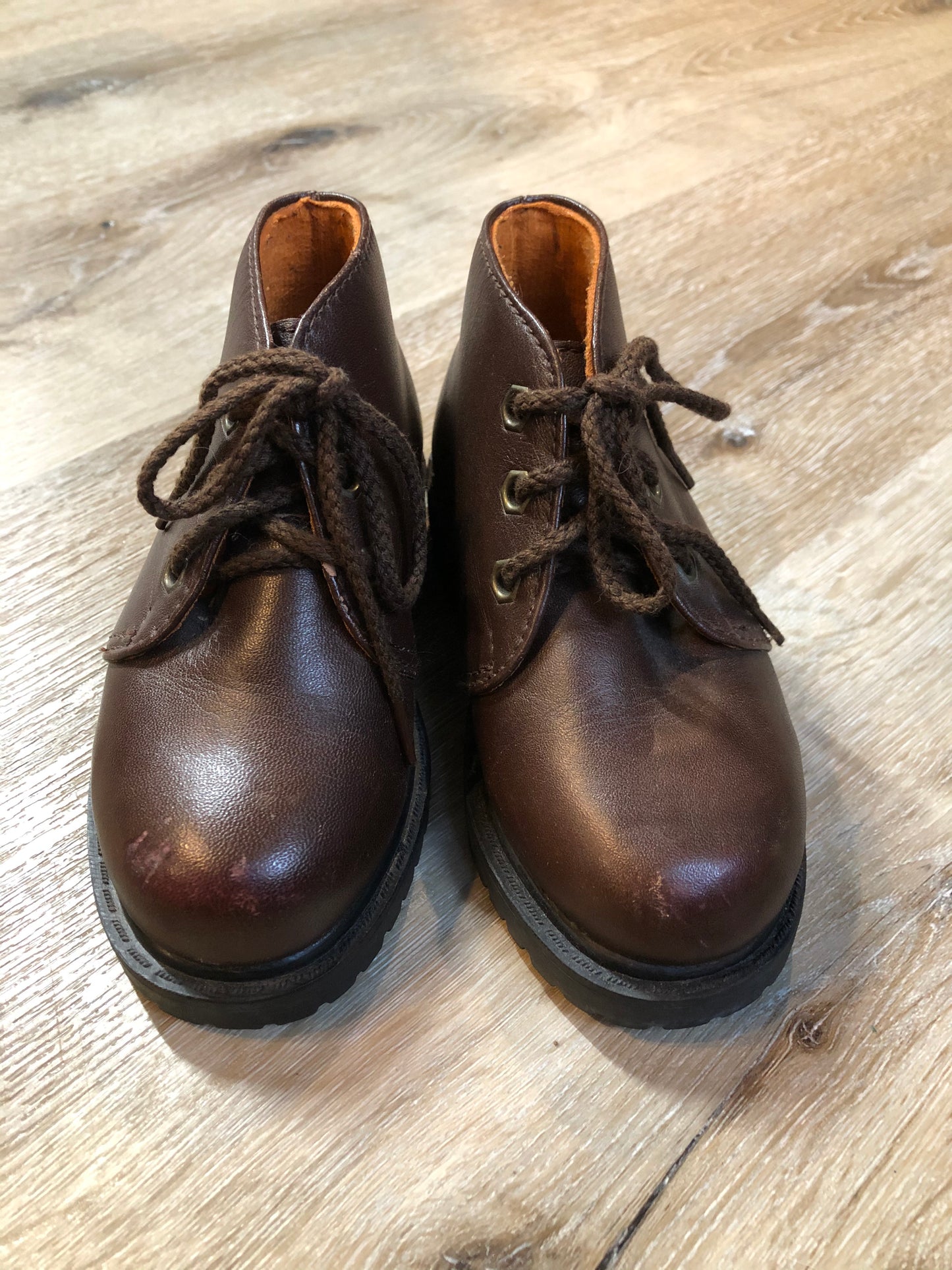 Kingspier Vintage - Fila brown leather boots.
Size 8.5 Toddler
Shoes are in excellent condition.