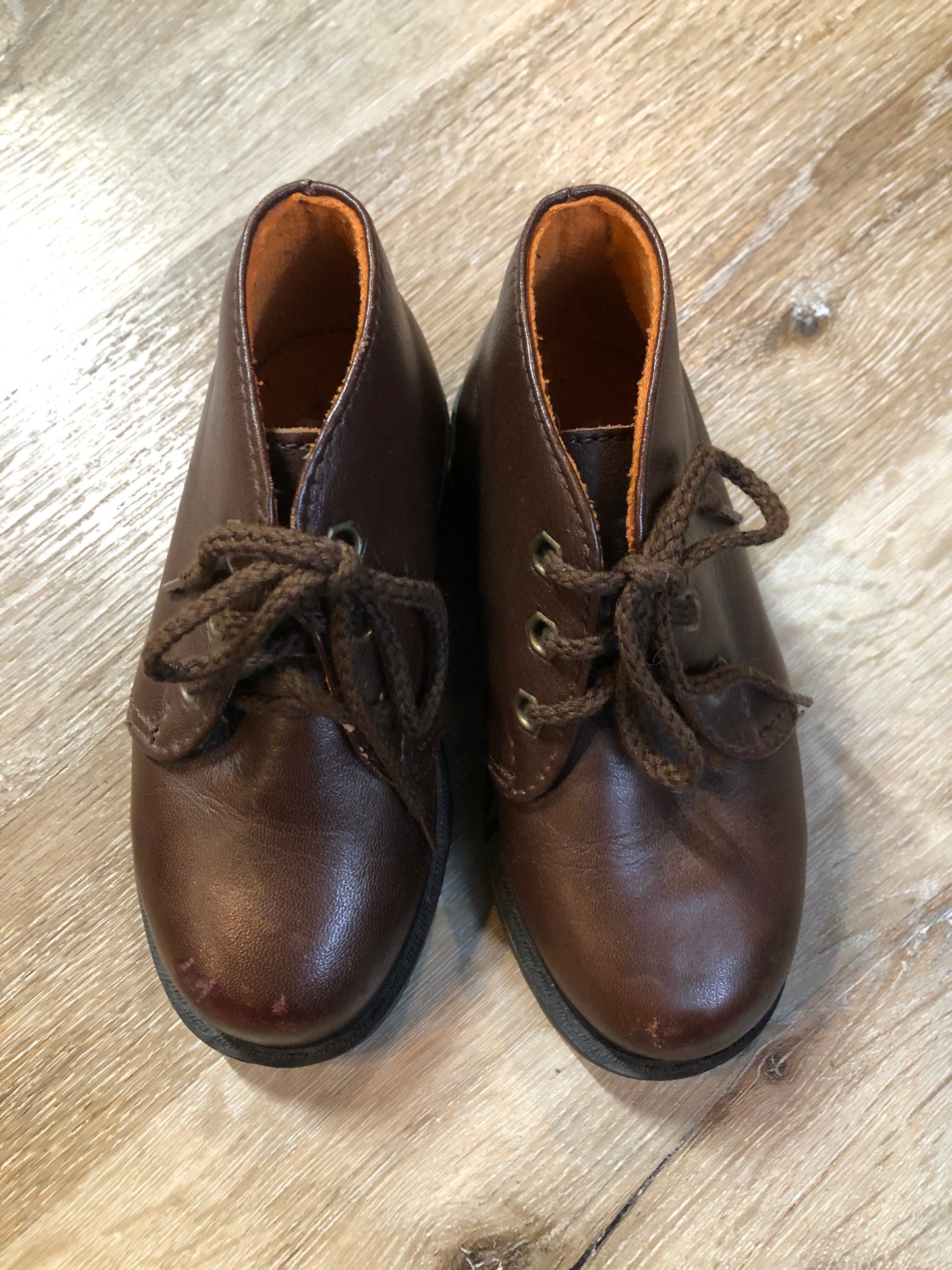 Kingspier Vintage - Fila brown leather boots.
Size 8.5 Toddler
Shoes are in excellent condition.