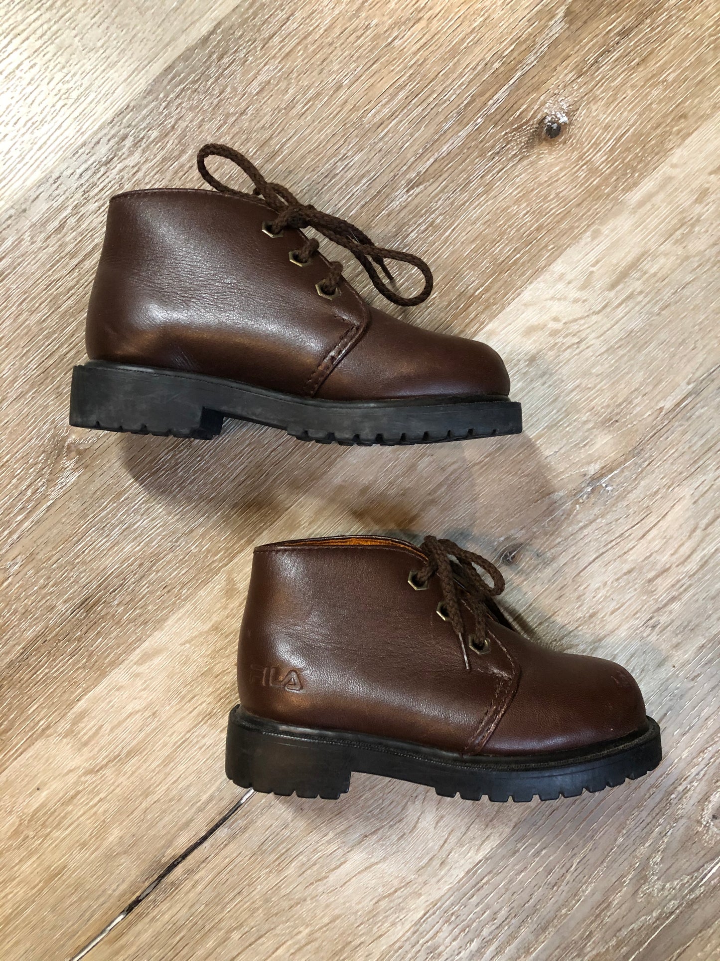 Kingspier Vintage - Fila brown leather boots.
Size 8.5 Toddler
Shoes are in excellent condition.