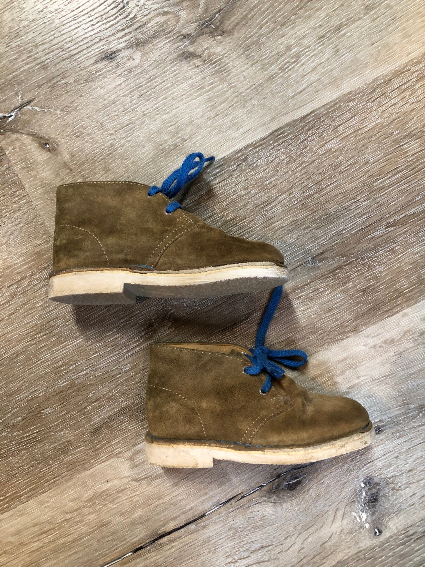 Kingspier Vintage - Clarks Originals tan suede two eyelet desert boots with crepe sole.
Size 8 Toddlers
Shoes are in excellent condition.