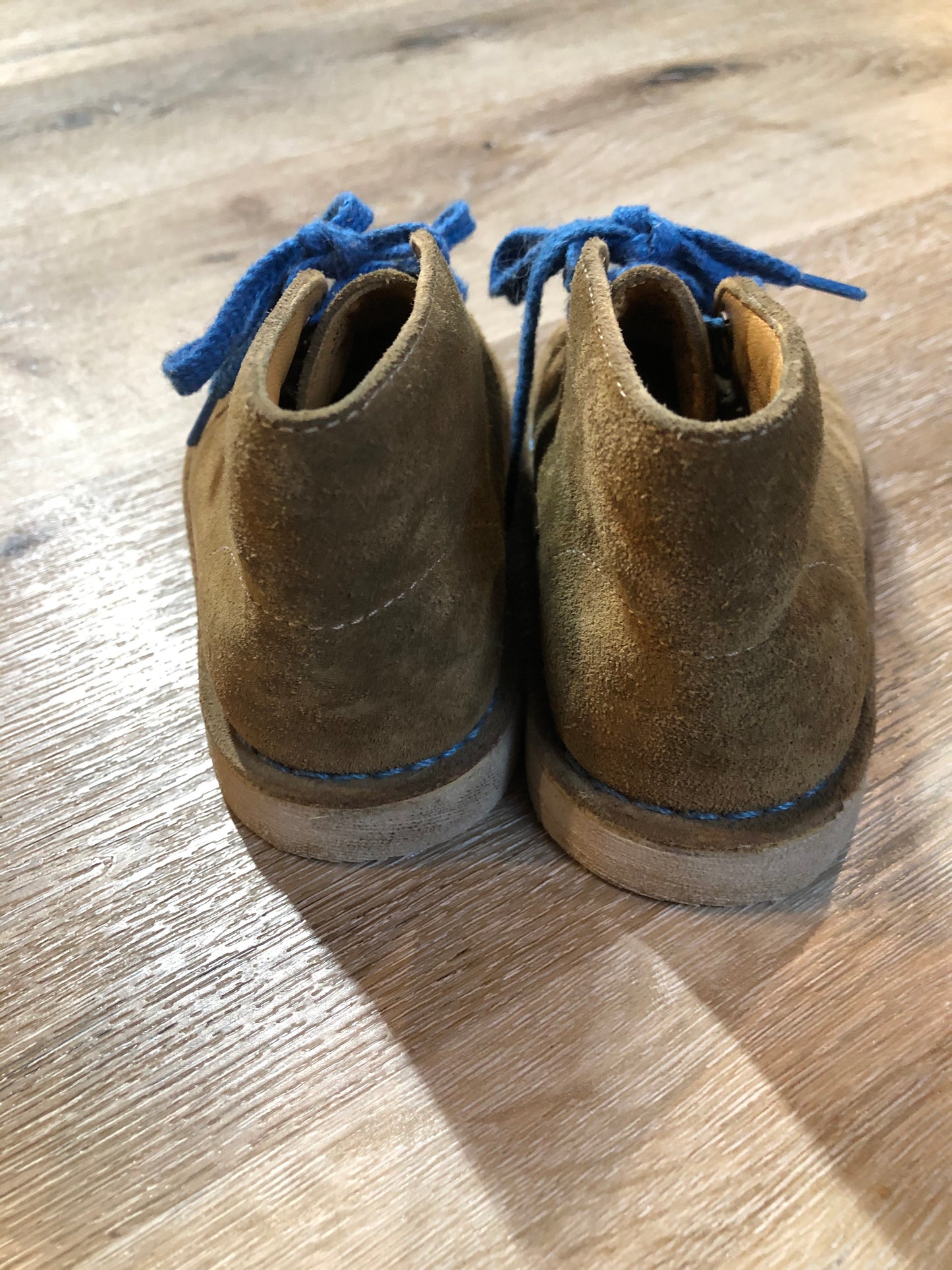 Kingspier Vintage - Clarks Originals tan suede two eyelet desert boots with crepe sole.
Size 8 Toddlers
Shoes are in excellent condition.