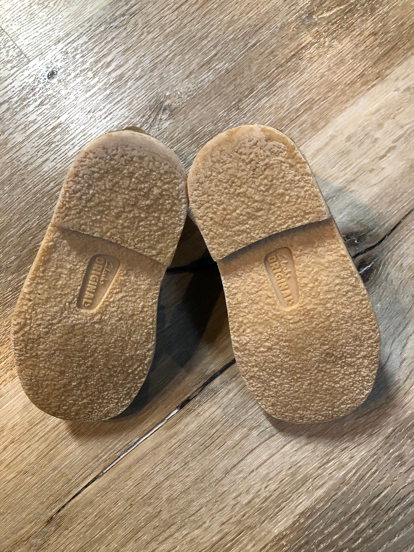 Kingspier Vintage - Clarks Originals tan suede two eyelet desert boots with crepe sole.
Size 8 Toddlers
Shoes are in excellent condition.