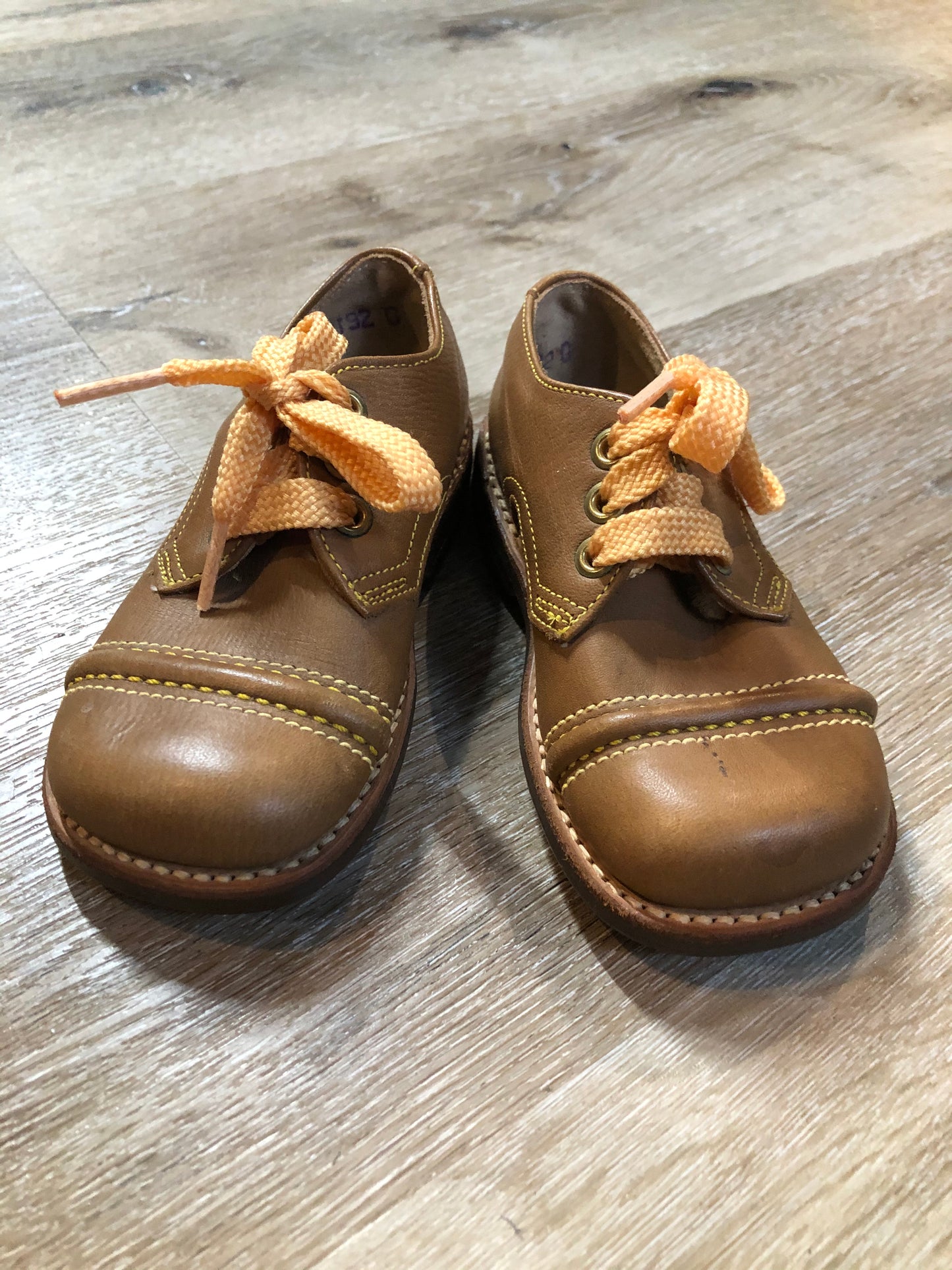 Kingspier Vintage - Child life three eyelet leather shoes.
Size 6 Toddlers
Shoes are in excellent condition.