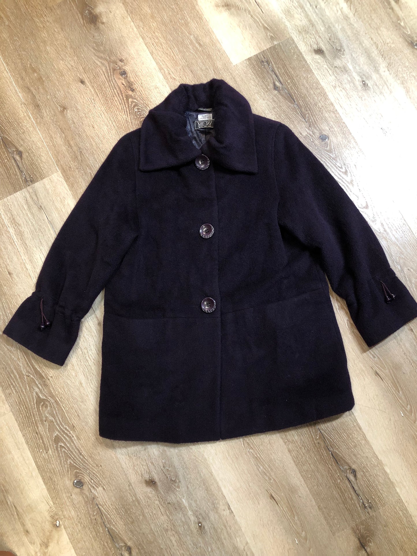 Kingspier Vintage - Vintage Me-Jay deep purple wool blend coat with large button closures, two front pockets and detail at the wrist. Shell is 65% wool/ 10% mohair and 5% alpaca.
Made in Canada.
Size 8.