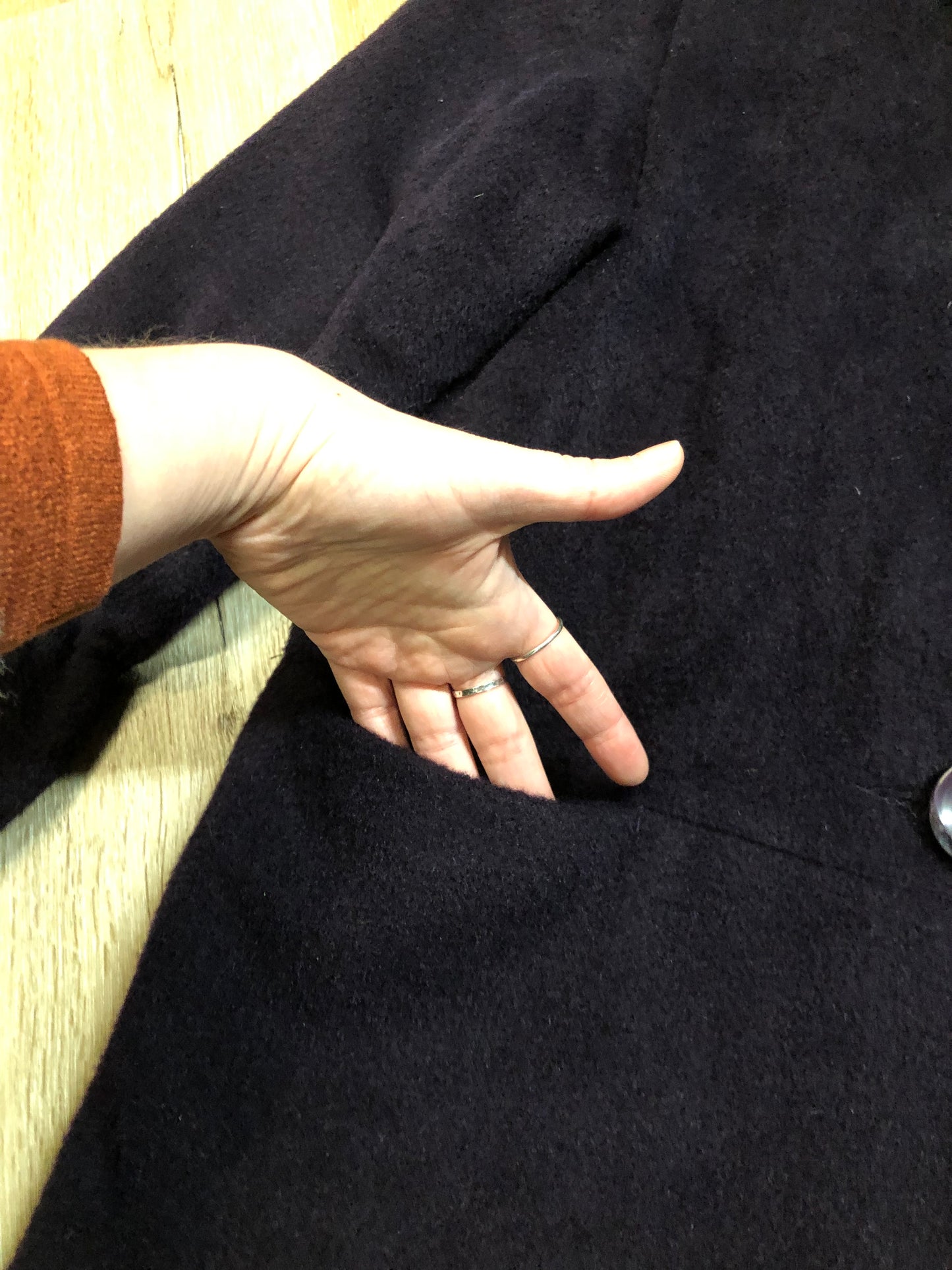 Kingspier Vintage - Vintage Me-Jay deep purple wool blend coat with large button closures, two front pockets and detail at the wrist. Shell is 65% wool/ 10% mohair and 5% alpaca.
Made in Canada.
Size 8.