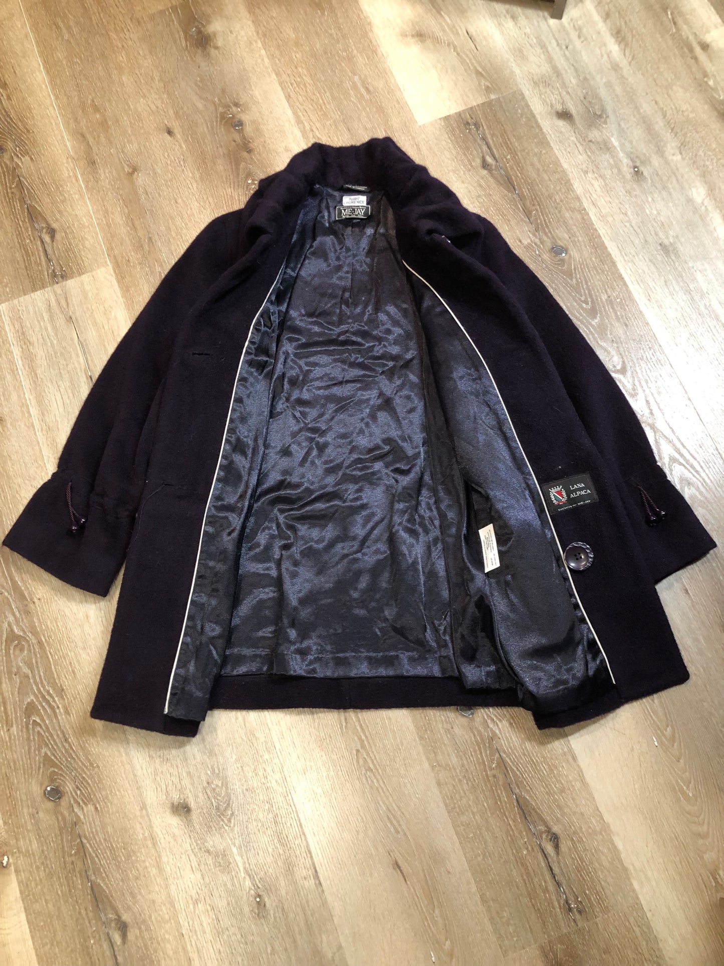 Kingspier Vintage - Vintage Me-Jay deep purple wool blend coat with large button closures, two front pockets and detail at the wrist. Shell is 65% wool/ 10% mohair and 5% alpaca.
Made in Canada.
Size 8.
