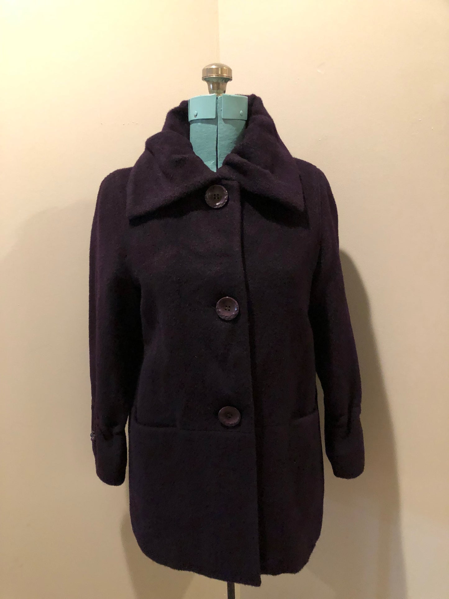 Kingspier Vintage - Vintage Me-Jay deep purple wool blend coat with large button closures, two front pockets and detail at the wrist. Shell is 65% wool/ 10% mohair and 5% alpaca.
Made in Canada.
Size 8.