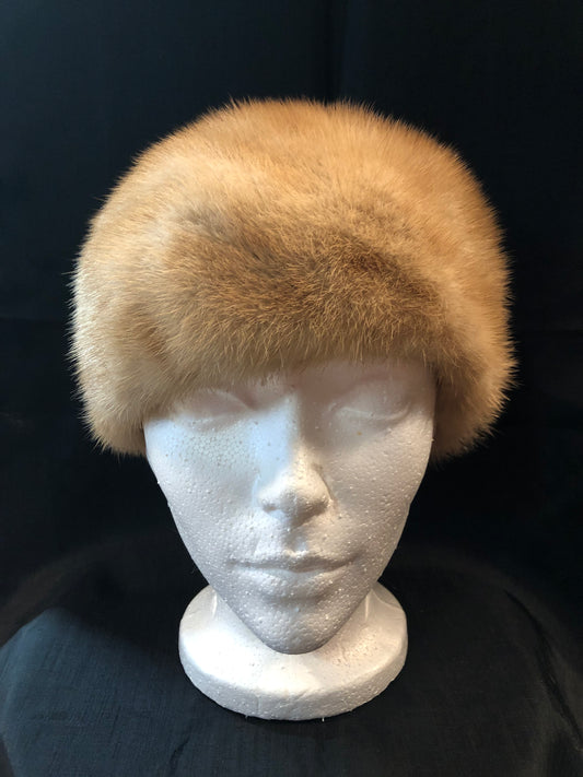 Kingspier Vintage - Vintage blonde fur hat looks like it could be mink. Interior lined in brown floral embroidered nylon mesh. Size small.
This hat is in excellent condition.