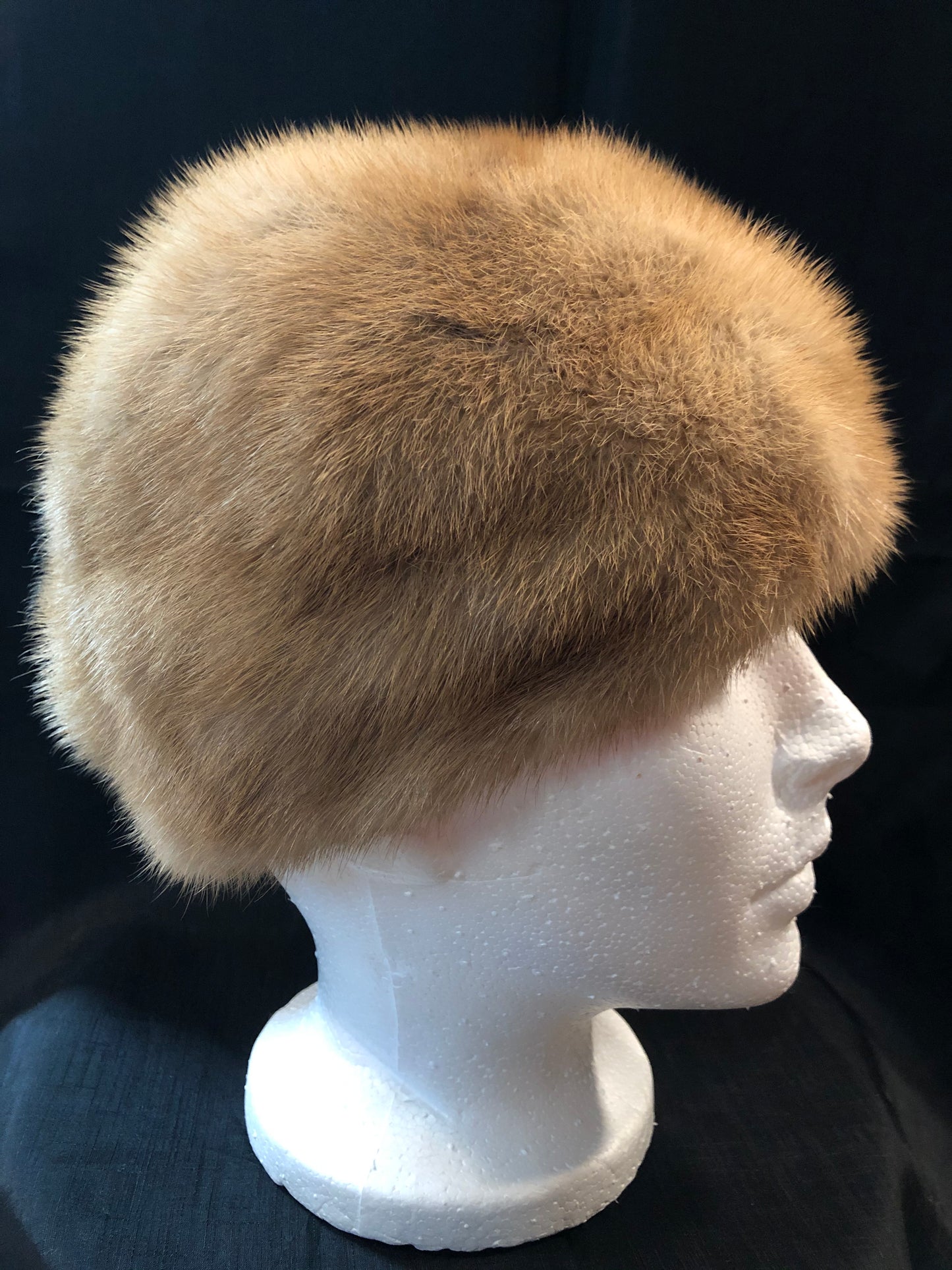 Kingspier Vintage - Vintage blonde fur hat looks like it could be mink. Interior lined in brown floral embroidered nylon mesh. Size small.
This hat is in excellent condition.