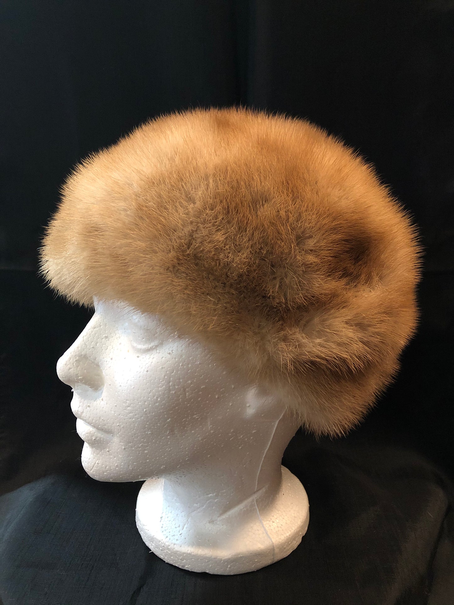Kingspier Vintage - Vintage blonde fur hat looks like it could be mink. Interior lined in brown floral embroidered nylon mesh. Size small.
This hat is in excellent condition.