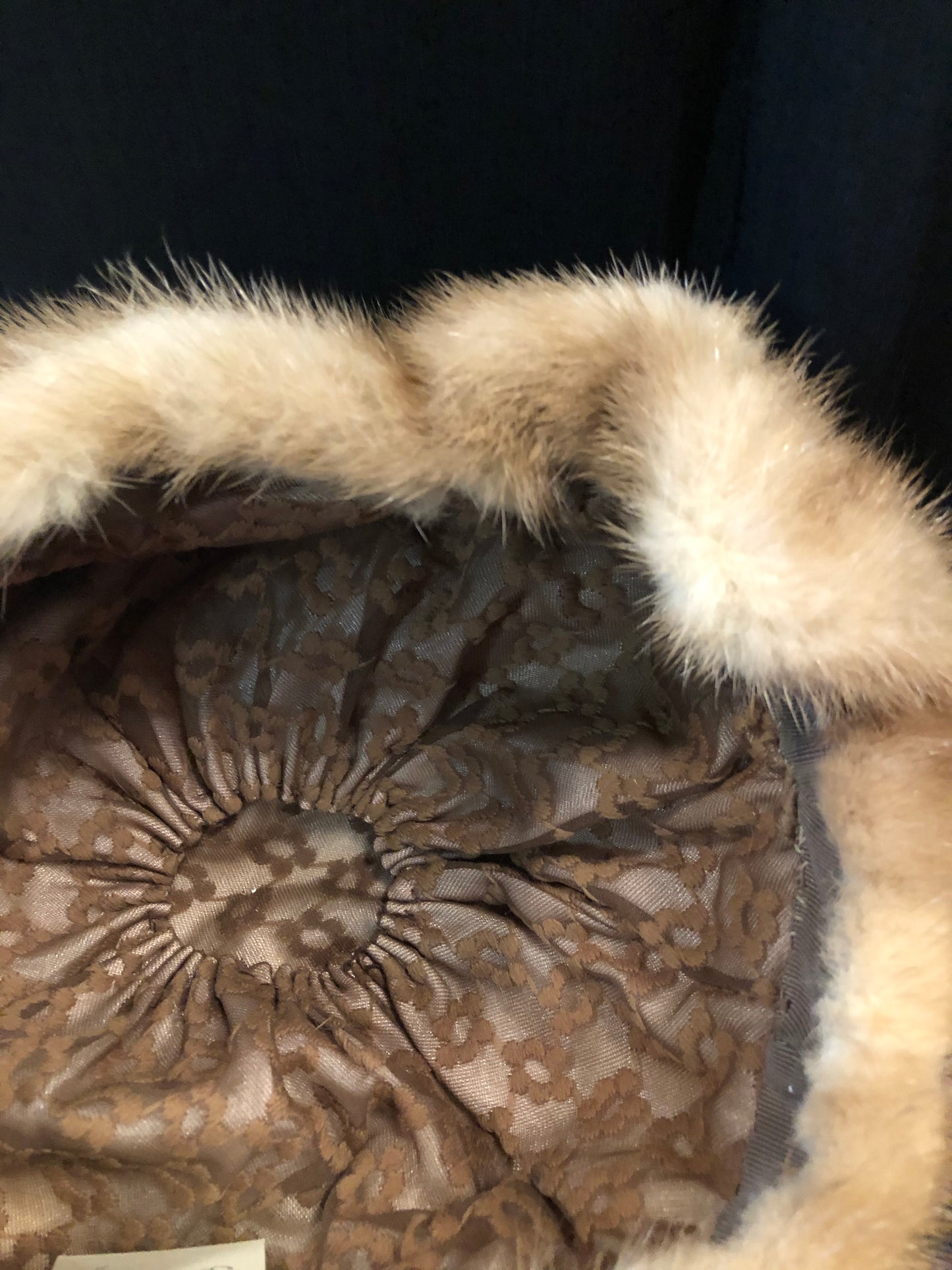 Kingspier Vintage - Vintage blonde fur hat looks like it could be mink. Interior lined in brown floral embroidered nylon mesh. Size small.
This hat is in excellent condition.
