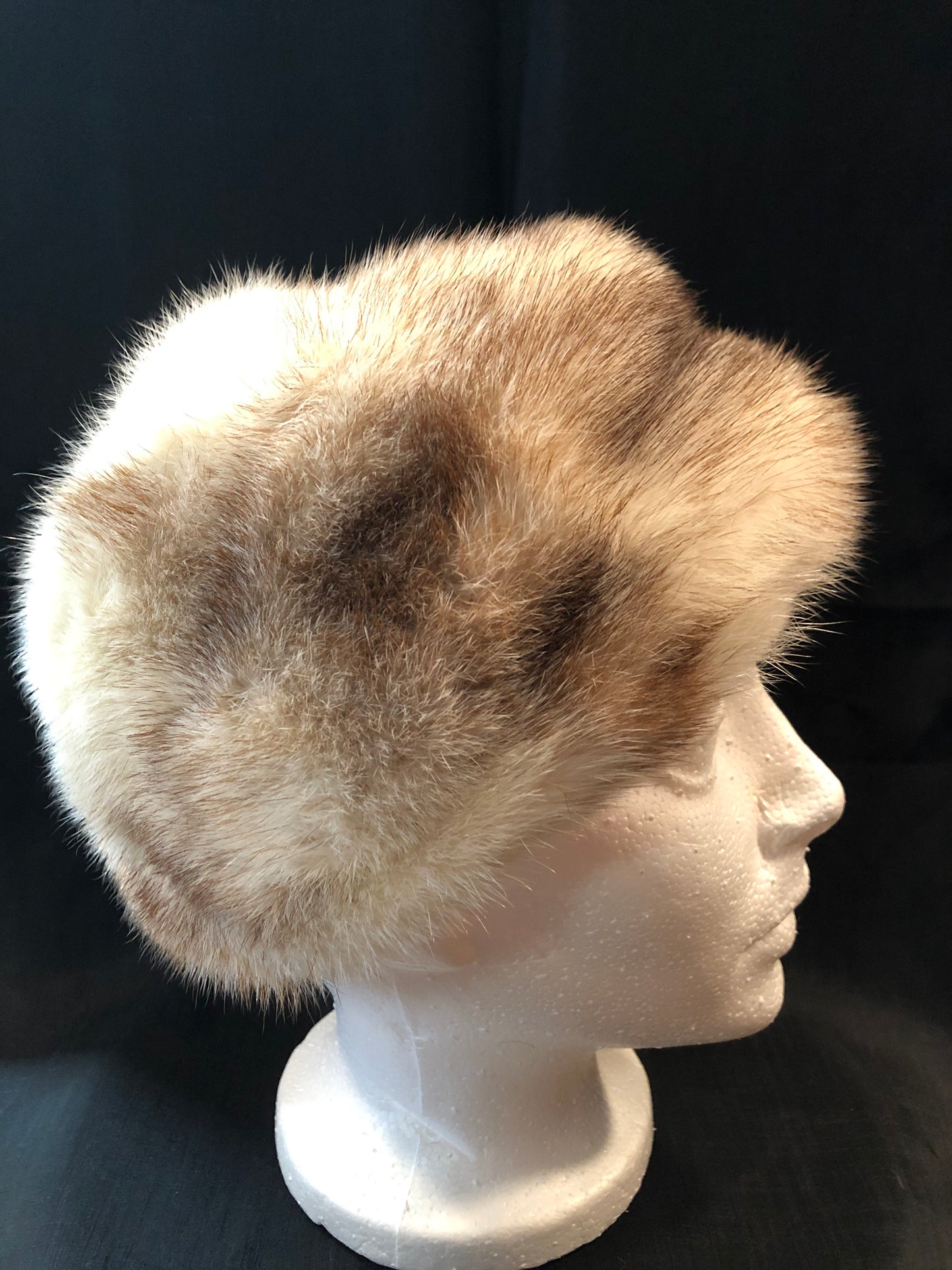 Kingspier Vintage - Vintage Kates Boutique White/ blonde mink fur hat. Interior is lined. Made in Montreal, Canada. Size small.
This hat is in excellent condition.