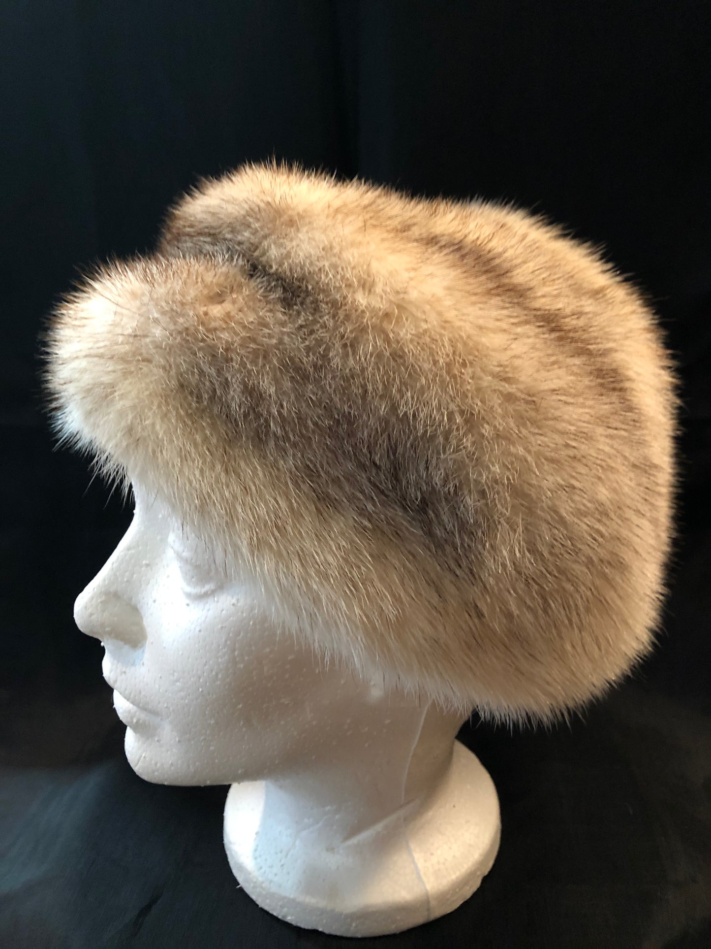 Kingspier Vintage - Vintage Kates Boutique White/ blonde mink fur hat. Interior is lined. Made in Montreal, Canada. Size small.
This hat is in excellent condition.