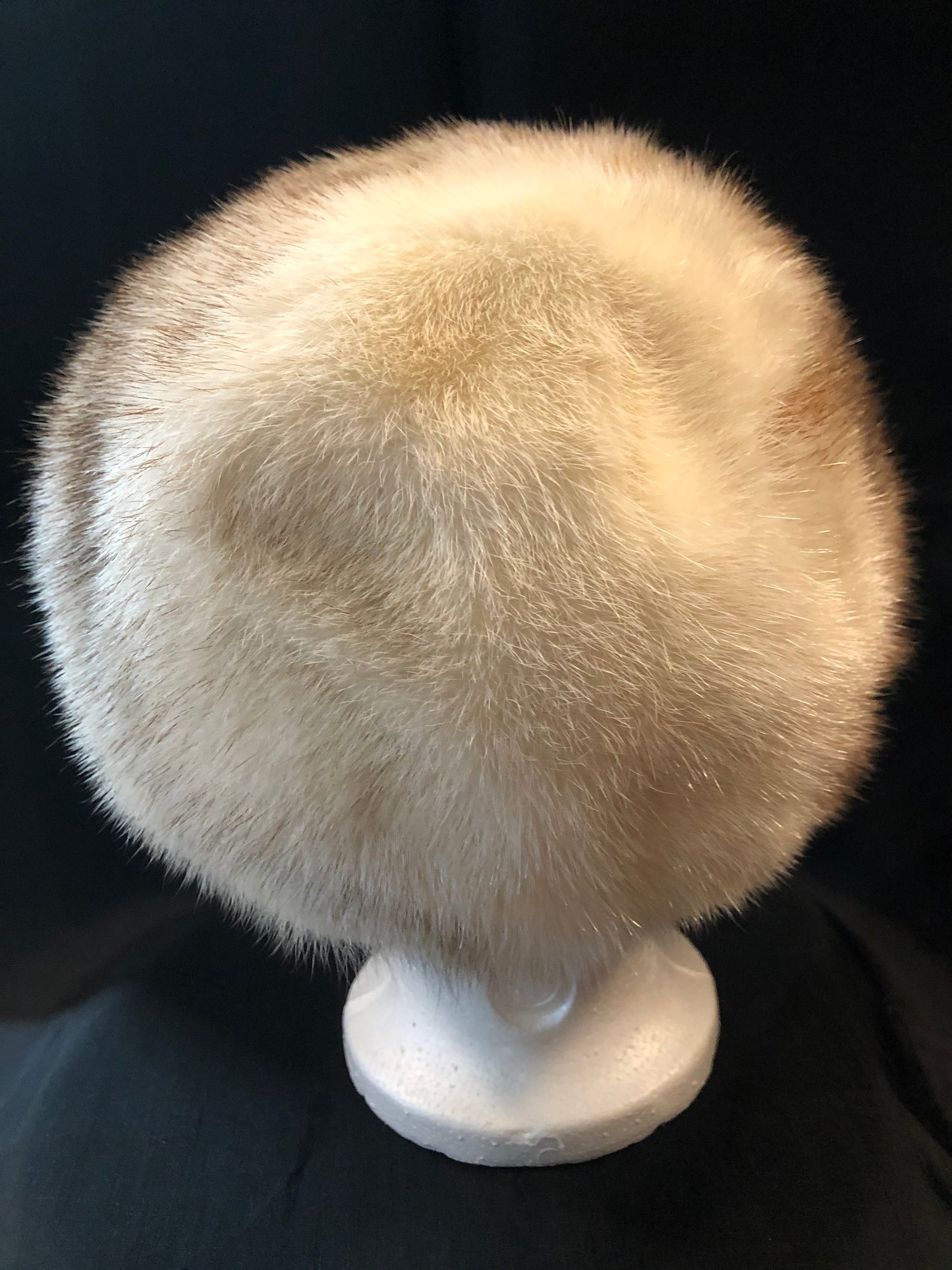 Kingspier Vintage - Vintage Kates Boutique White/ blonde mink fur hat. Interior is lined. Made in Montreal, Canada. Size small.
This hat is in excellent condition.