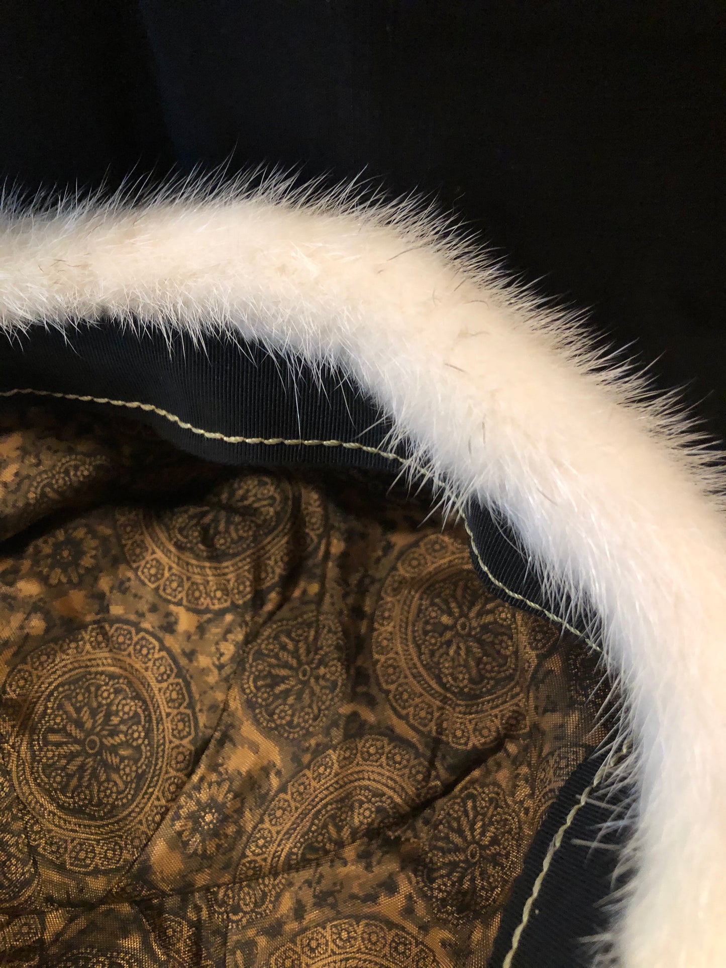 Kingspier Vintage - Vintage Kates Boutique White/ blonde mink fur hat. Interior is lined. Made in Montreal, Canada. Size small.
This hat is in excellent condition.