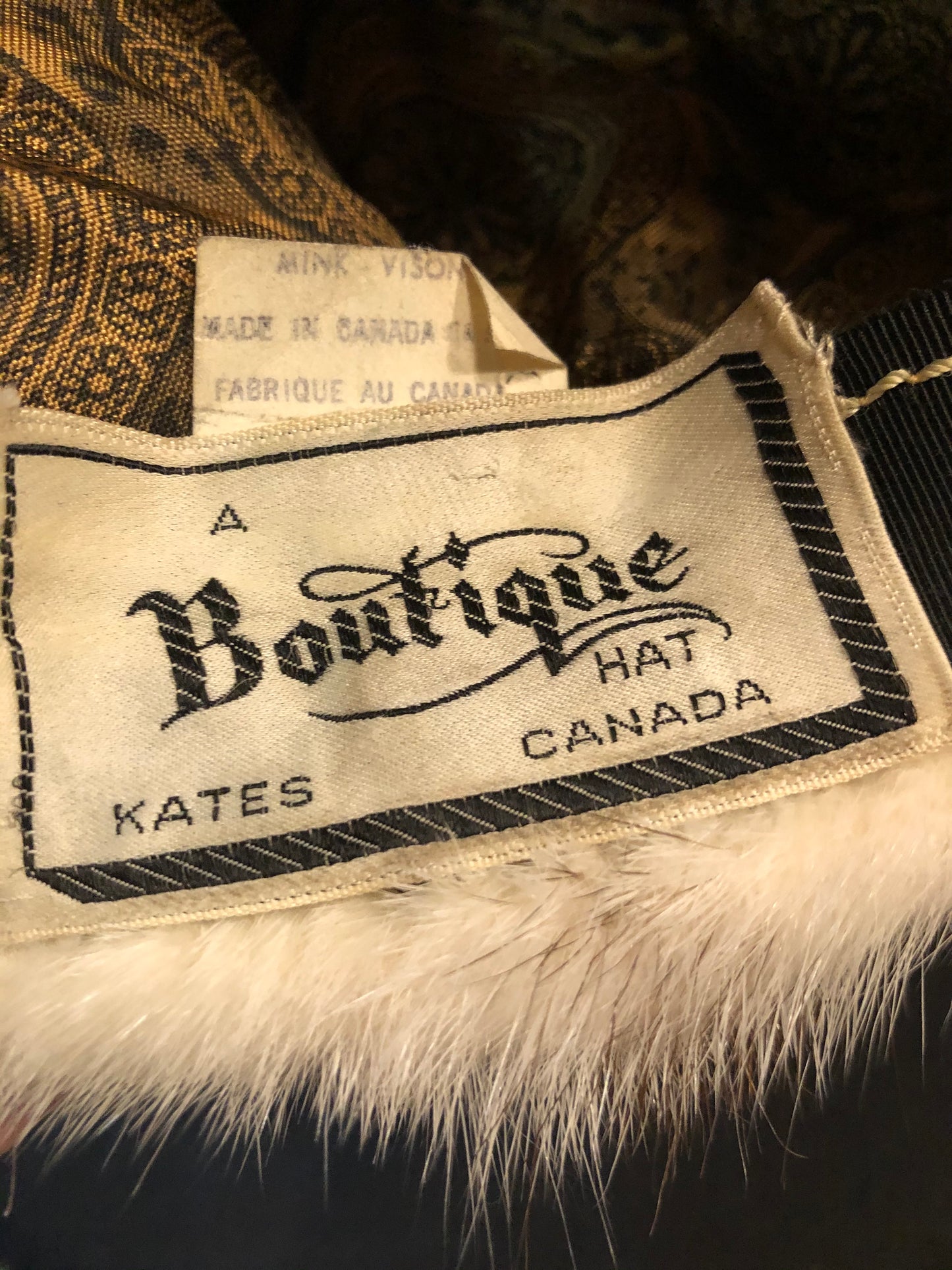 Kingspier Vintage - Vintage Kates Boutique White/ blonde mink fur hat. Interior is lined. Made in Montreal, Canada. Size small.
This hat is in excellent condition.